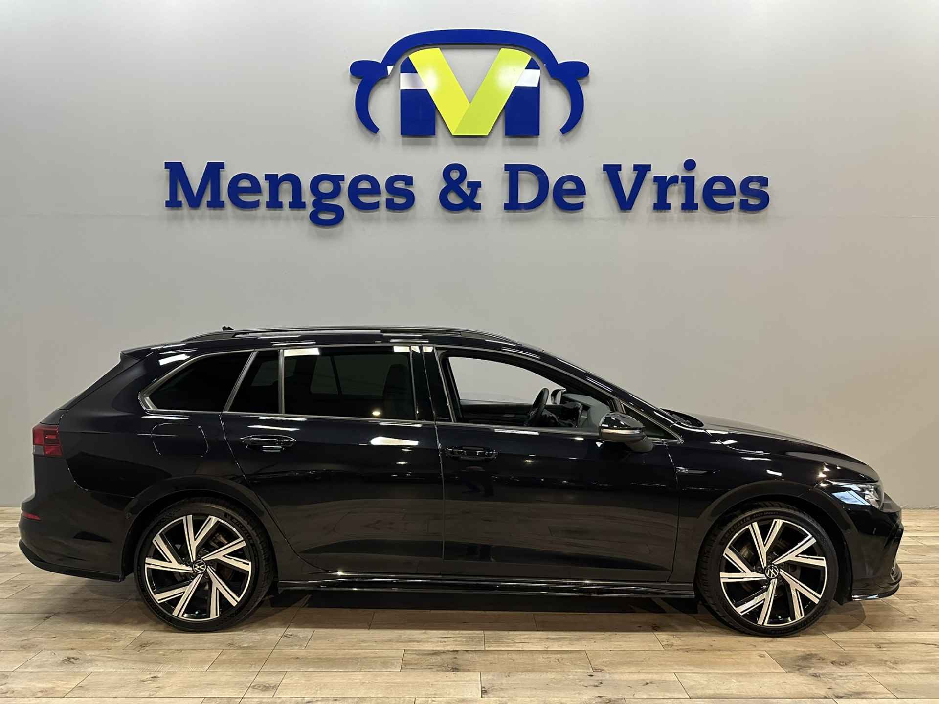 Volkswagen GOLF Variant 1.5 eTSI R-Line Virtual | Panorama | LED | Adaptive Cruise | Camera | Navigatie | Stoelverwarming | Apple Carplay Android Auto | Isofix | NAP | - 2/48