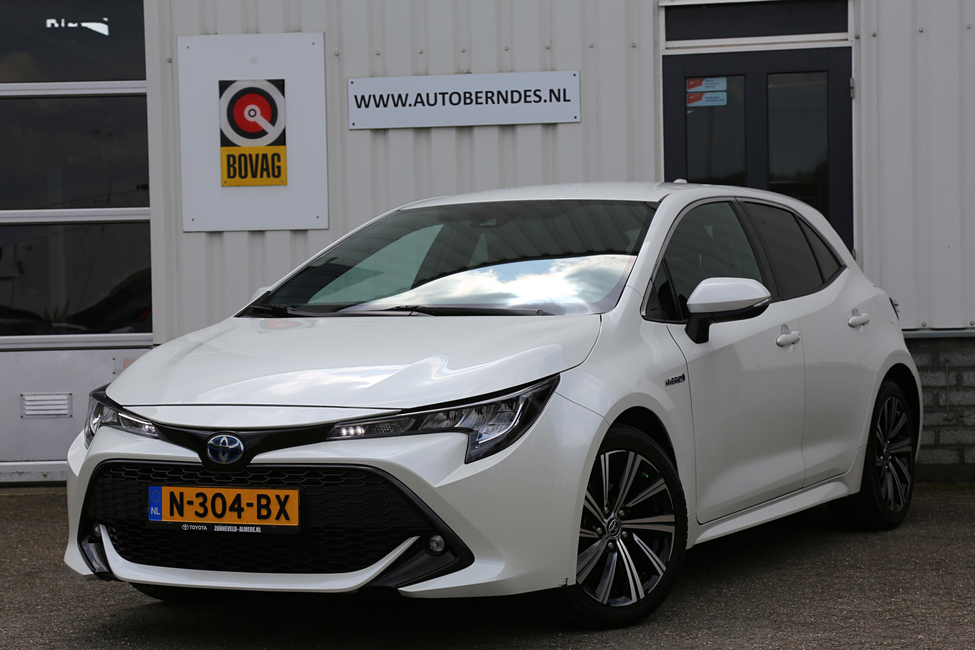 Toyota Corolla 1.8 Hybrid Comfort Aut.*Fabrieksgarantie t/m09-2026!*Parelmoer wit*NL-Auto*Perfect Toyota Onderh.*Afneemb. Trekhaak/Apple Carpla