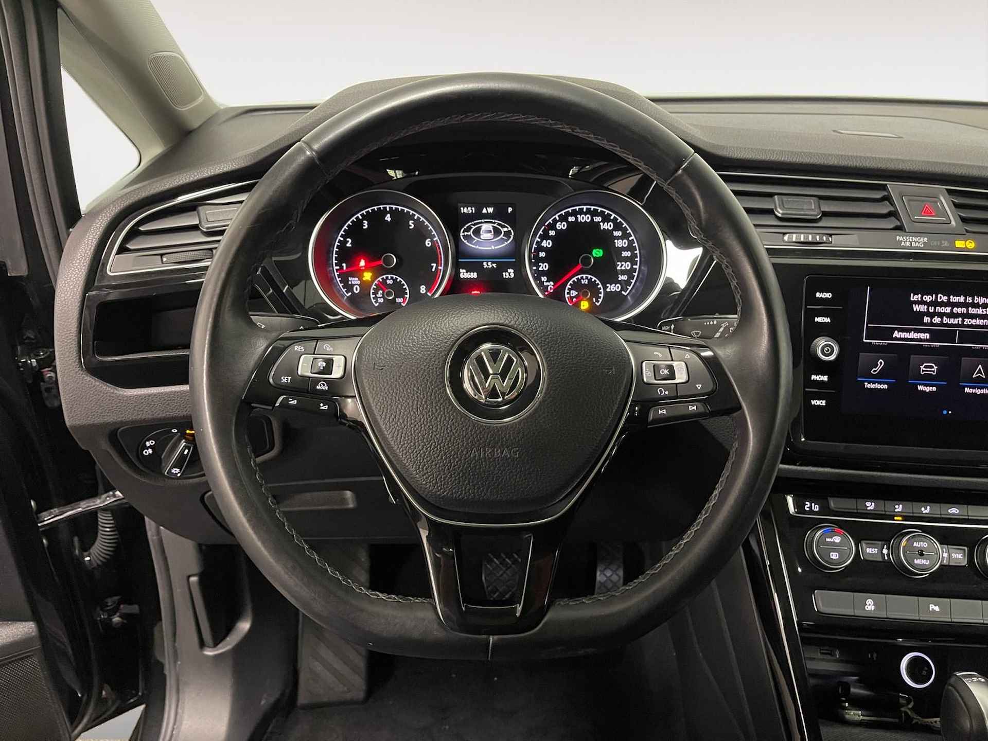 Volkswagen Touran 1.8 TSI Highline 7p Automaat volledig zwart gewrapt airco camera schuifkanteldak adaptief cruise controle keyless entry xenon electrische kofferklep DIKSTE TOURAN VAN NEDERLAND ZEER MOOIE AUTO - 11/17