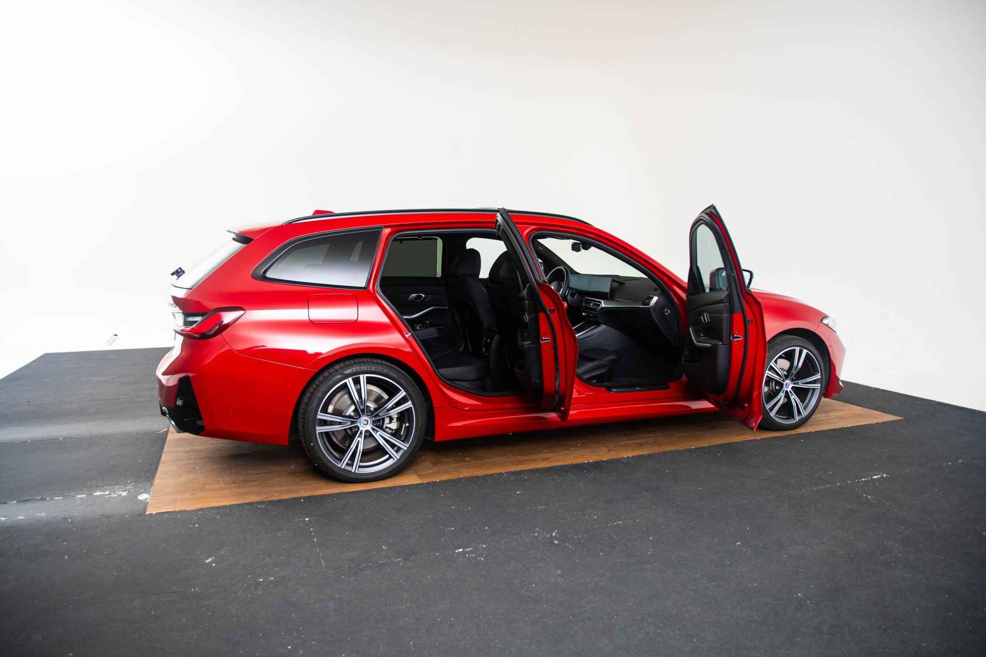 BMW 3-serie Touring 330e xDrive M Sportpakket - Panoramadak - Comfort Access - Adaptive LED - Stoel en Stuurverwarming - Active Cruise Control - Driving Assistant - HUD - 7/53