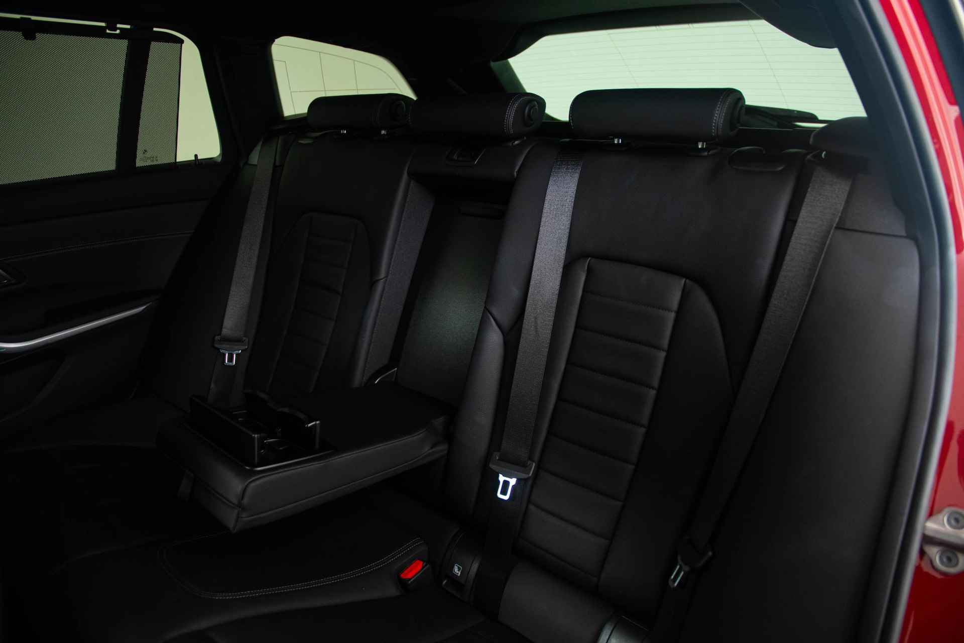 BMW 3-serie Touring 330e xDrive M Sportpakket - Panoramadak - Comfort Access - Adaptive LED - Stoel en Stuurverwarming - Active Cruise Control - Driving Assistant - HUD - 12/53