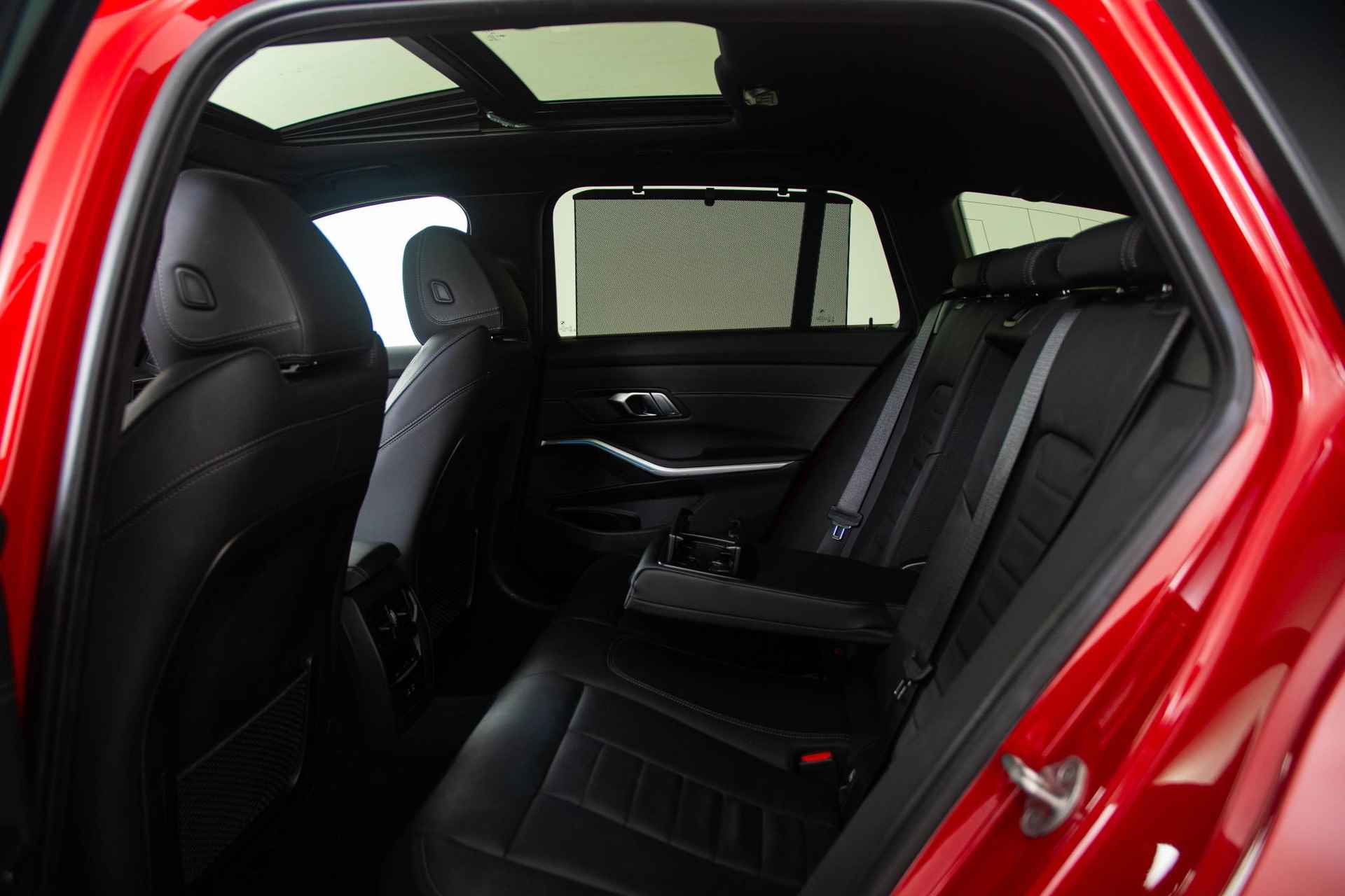 BMW 3-serie Touring 330e xDrive M Sportpakket - Panoramadak - Comfort Access - Adaptive LED - Stoel en Stuurverwarming - Active Cruise Control - Driving Assistant - HUD - 13/53
