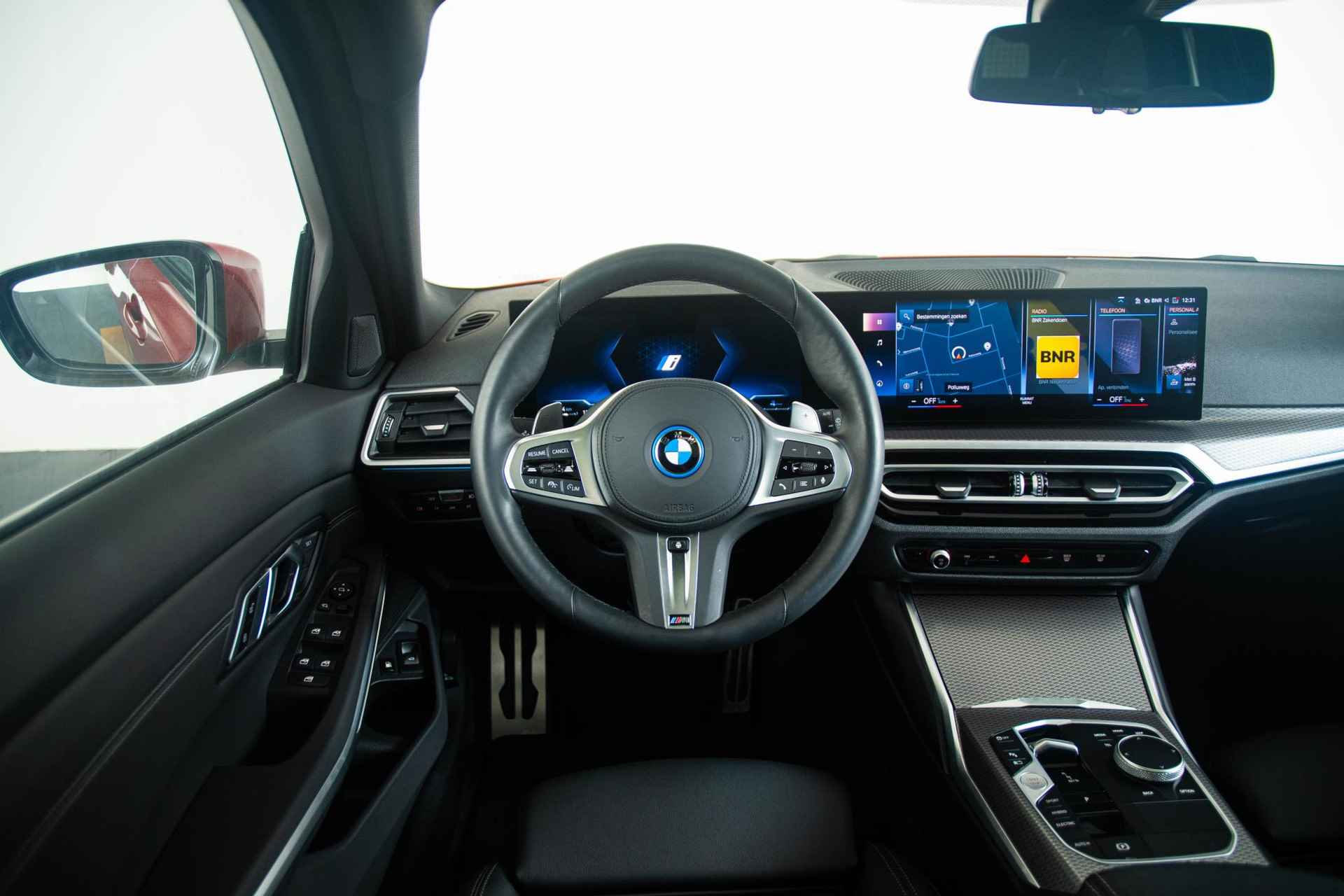BMW 3-serie Touring 330e xDrive M Sportpakket - Panoramadak - Comfort Access - Adaptive LED - Stoel en Stuurverwarming - Active Cruise Control - Driving Assistant - HUD - 25/53