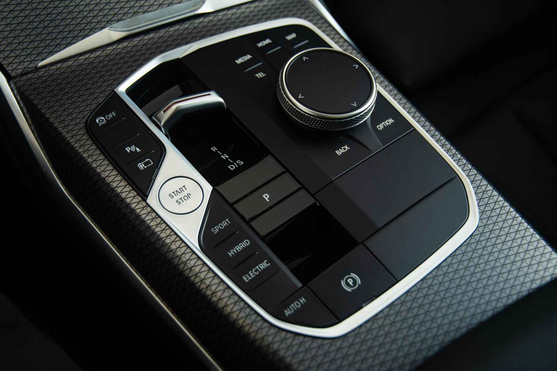BMW 3-serie Touring 330e xDrive M Sportpakket - Panoramadak - Comfort Access - Adaptive LED - Stoel en Stuurverwarming - Active Cruise Control - Driving Assistant - HUD - 31/53
