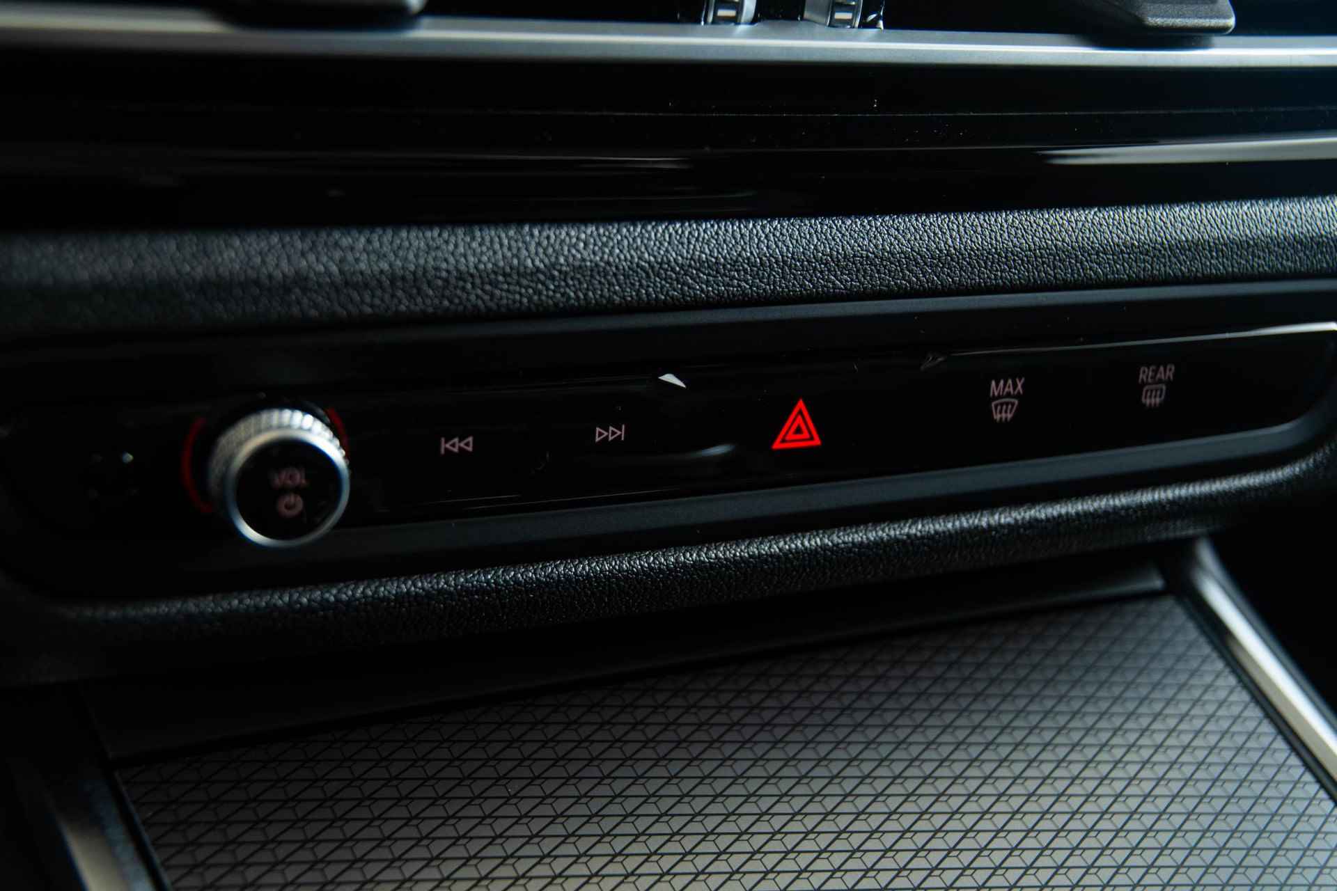 BMW 3-serie Touring 330e xDrive M Sportpakket - Panoramadak - Comfort Access - Adaptive LED - Stoel en Stuurverwarming - Active Cruise Control - Driving Assistant - HUD - 32/53
