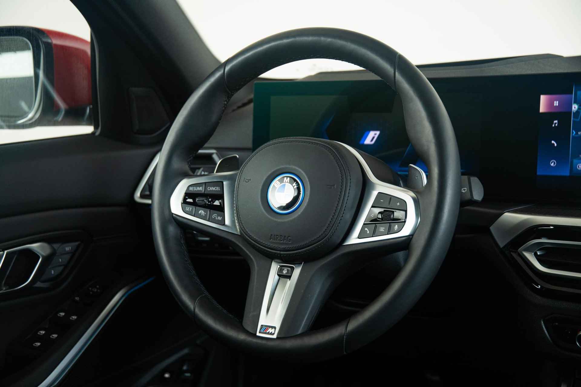 BMW 3-serie Touring 330e xDrive M Sportpakket - Panoramadak - Comfort Access - Adaptive LED - Stoel en Stuurverwarming - Active Cruise Control - Driving Assistant - HUD - 33/53