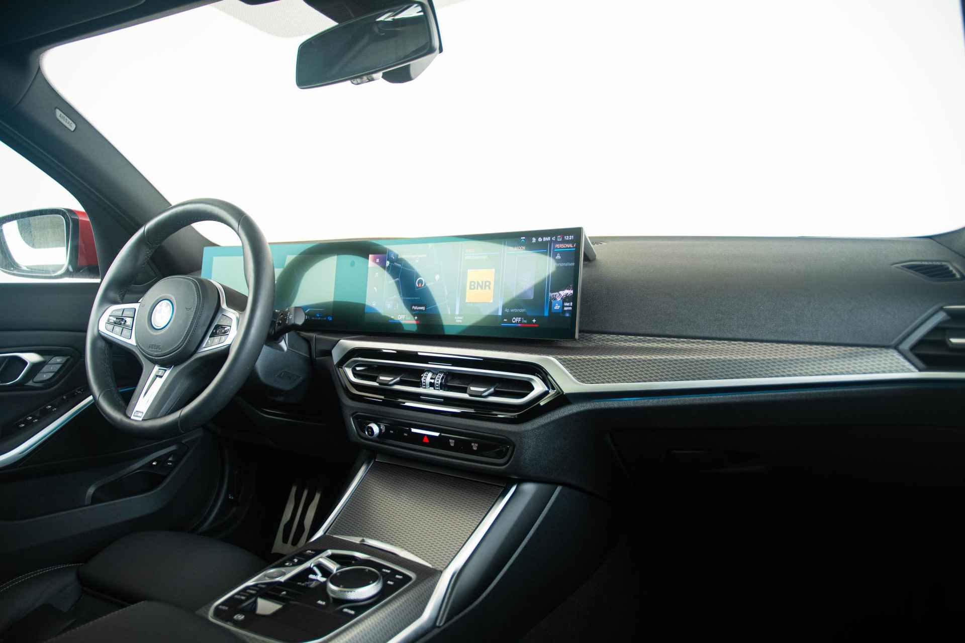 BMW 3-serie Touring 330e xDrive M Sportpakket - Panoramadak - Comfort Access - Adaptive LED - Stoel en Stuurverwarming - Active Cruise Control - Driving Assistant - HUD - 34/53
