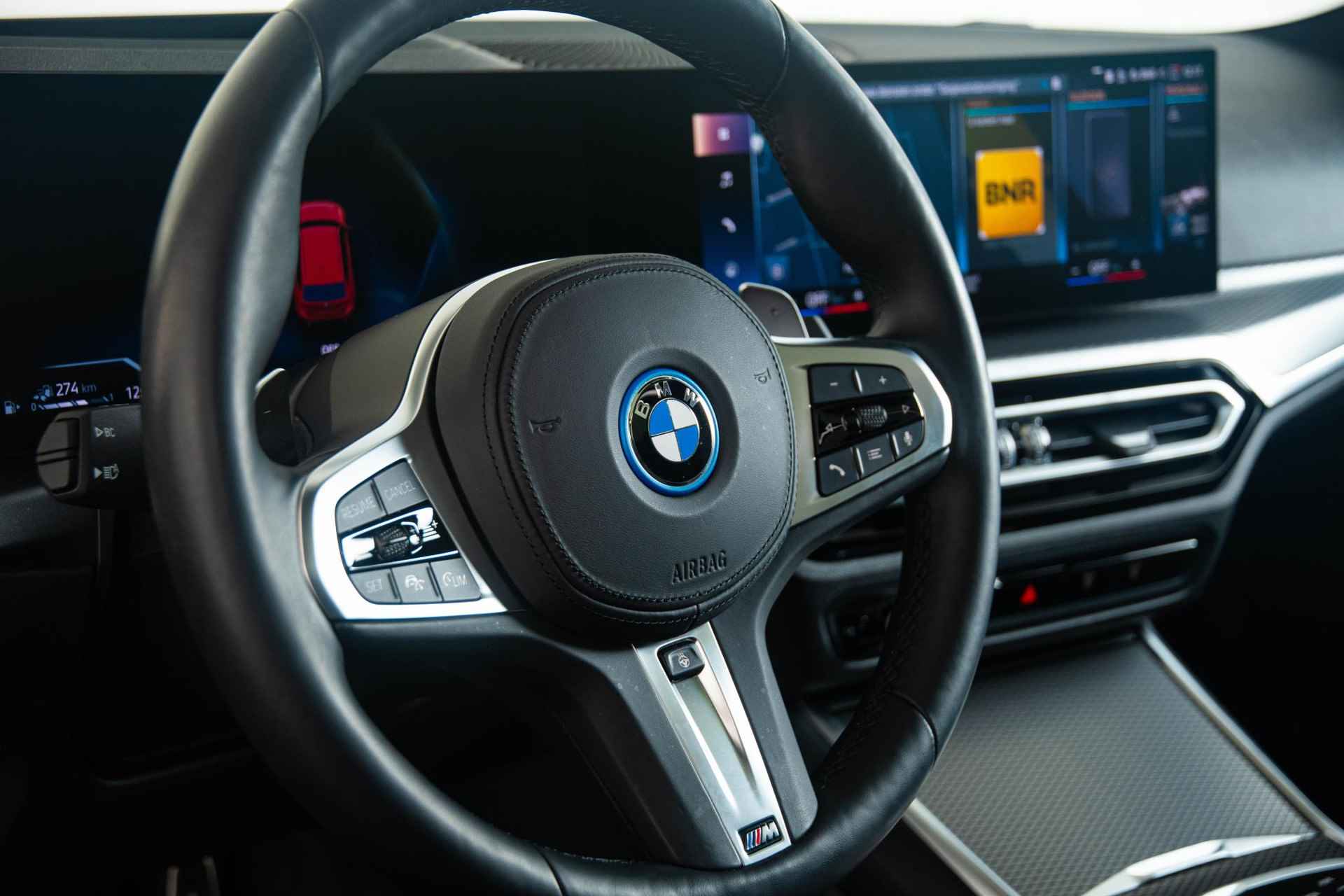 BMW 3-serie Touring 330e xDrive M Sportpakket - Panoramadak - Comfort Access - Adaptive LED - Stoel en Stuurverwarming - Active Cruise Control - Driving Assistant - HUD - 35/53