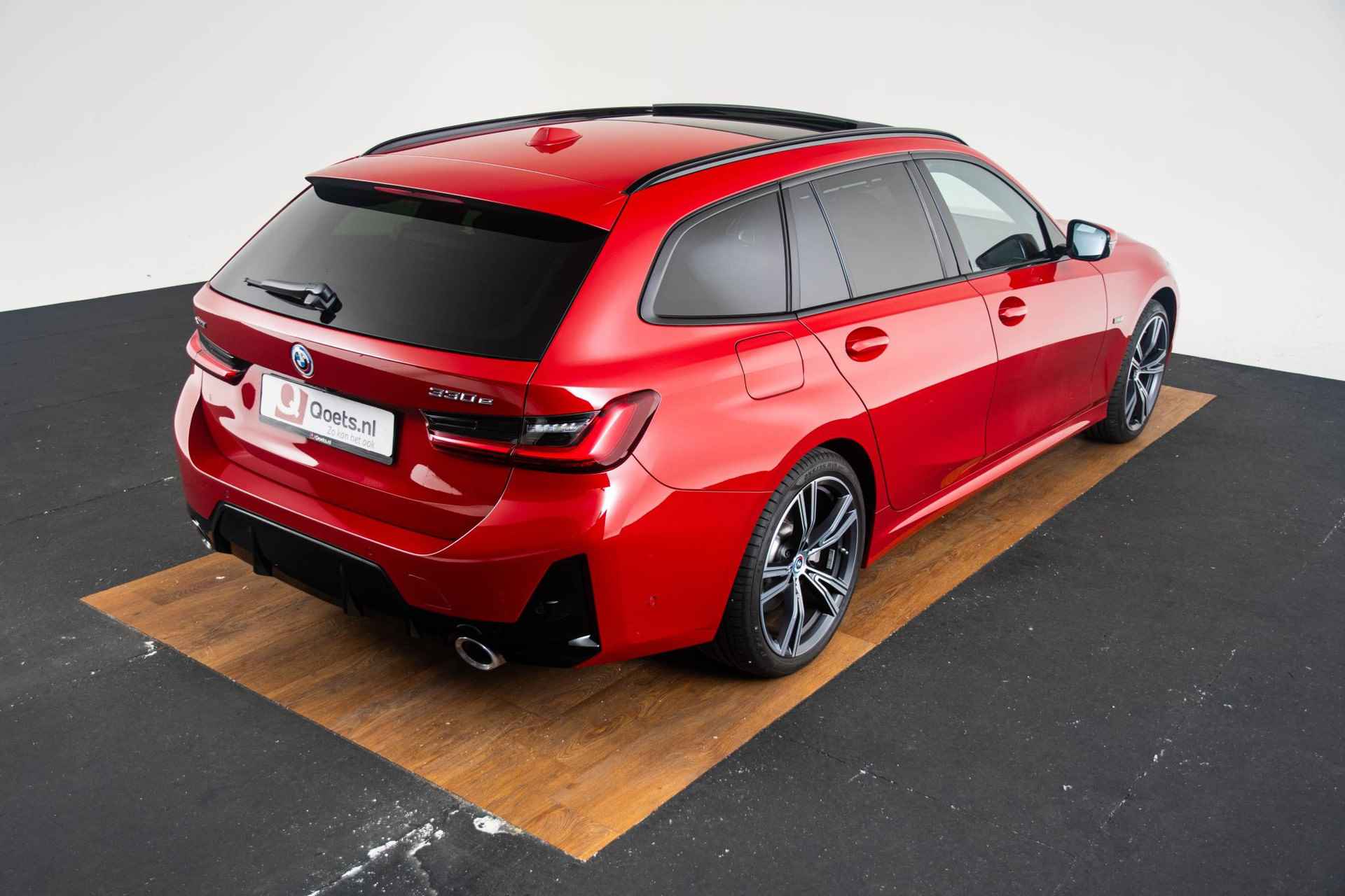 BMW 3-serie Touring 330e xDrive M Sportpakket - Panoramadak - Comfort Access - Adaptive LED - Stoel en Stuurverwarming - Active Cruise Control - Driving Assistant - HUD - 40/53