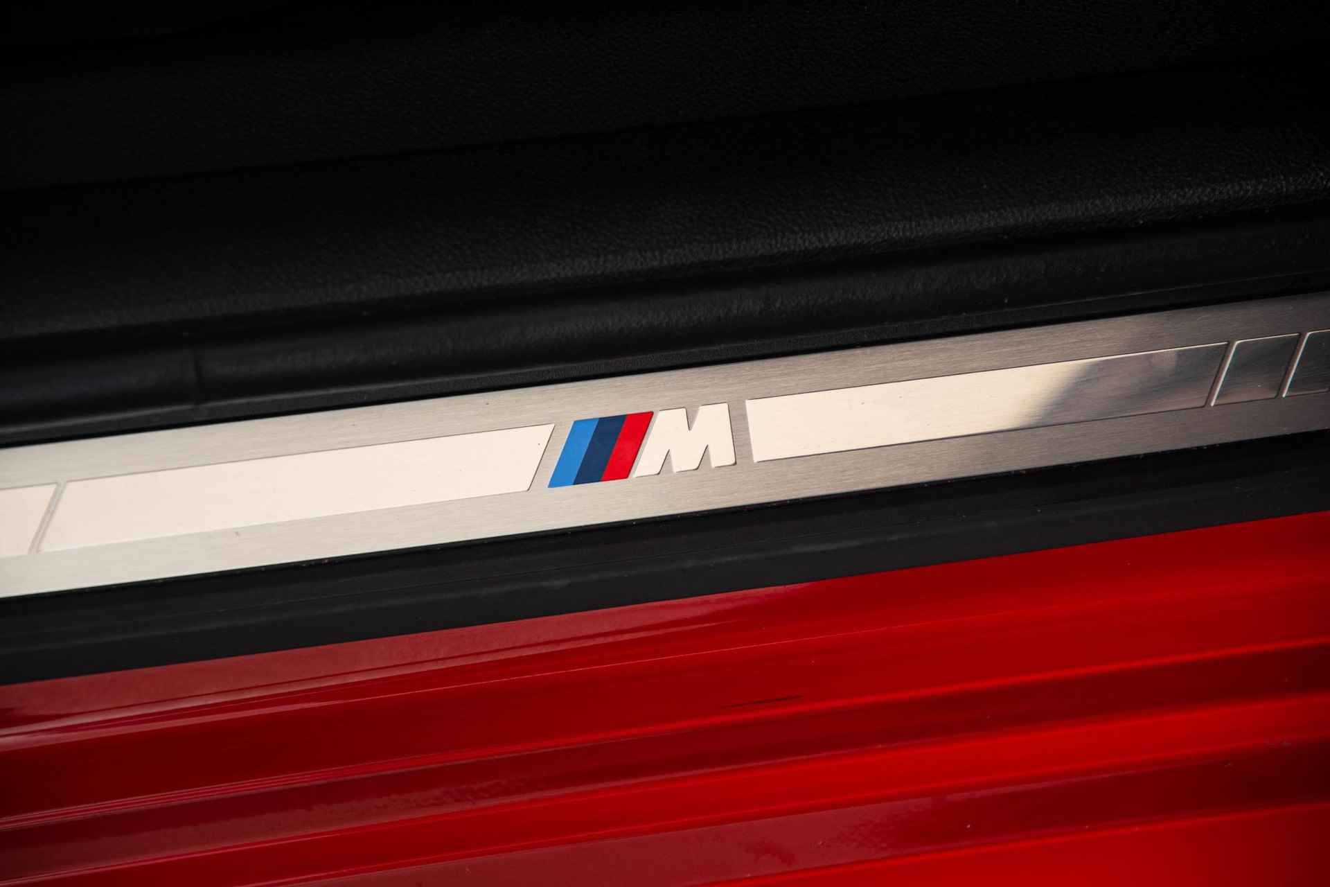 BMW 3-serie Touring 330e xDrive M Sportpakket - Panoramadak - Comfort Access - Adaptive LED - Stoel en Stuurverwarming - Active Cruise Control - Driving Assistant - HUD - 48/53