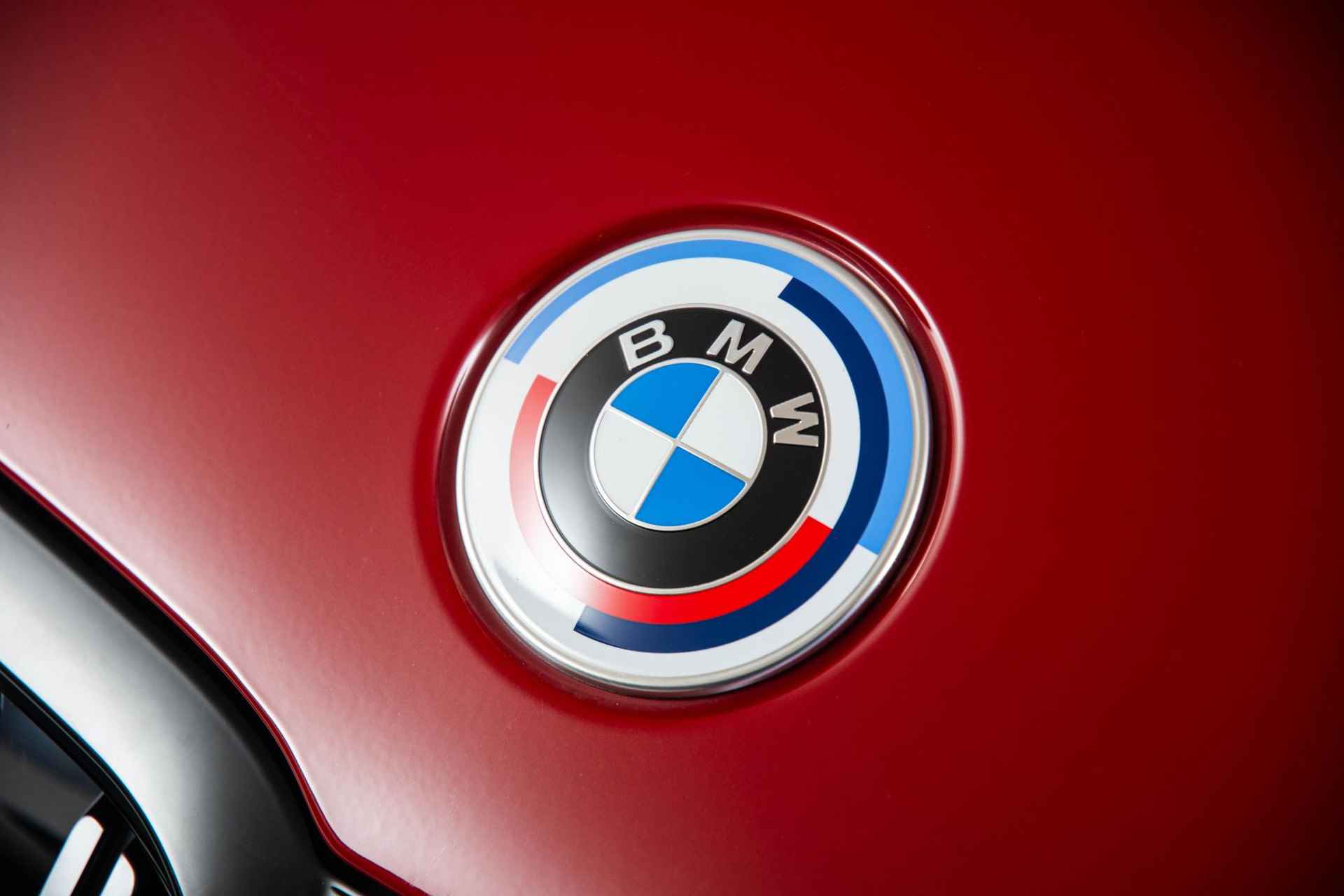 BMW 3-serie Touring 330e xDrive M Sportpakket - Panoramadak - Comfort Access - Adaptive LED - Stoel en Stuurverwarming - Active Cruise Control - Driving Assistant - HUD - 49/53