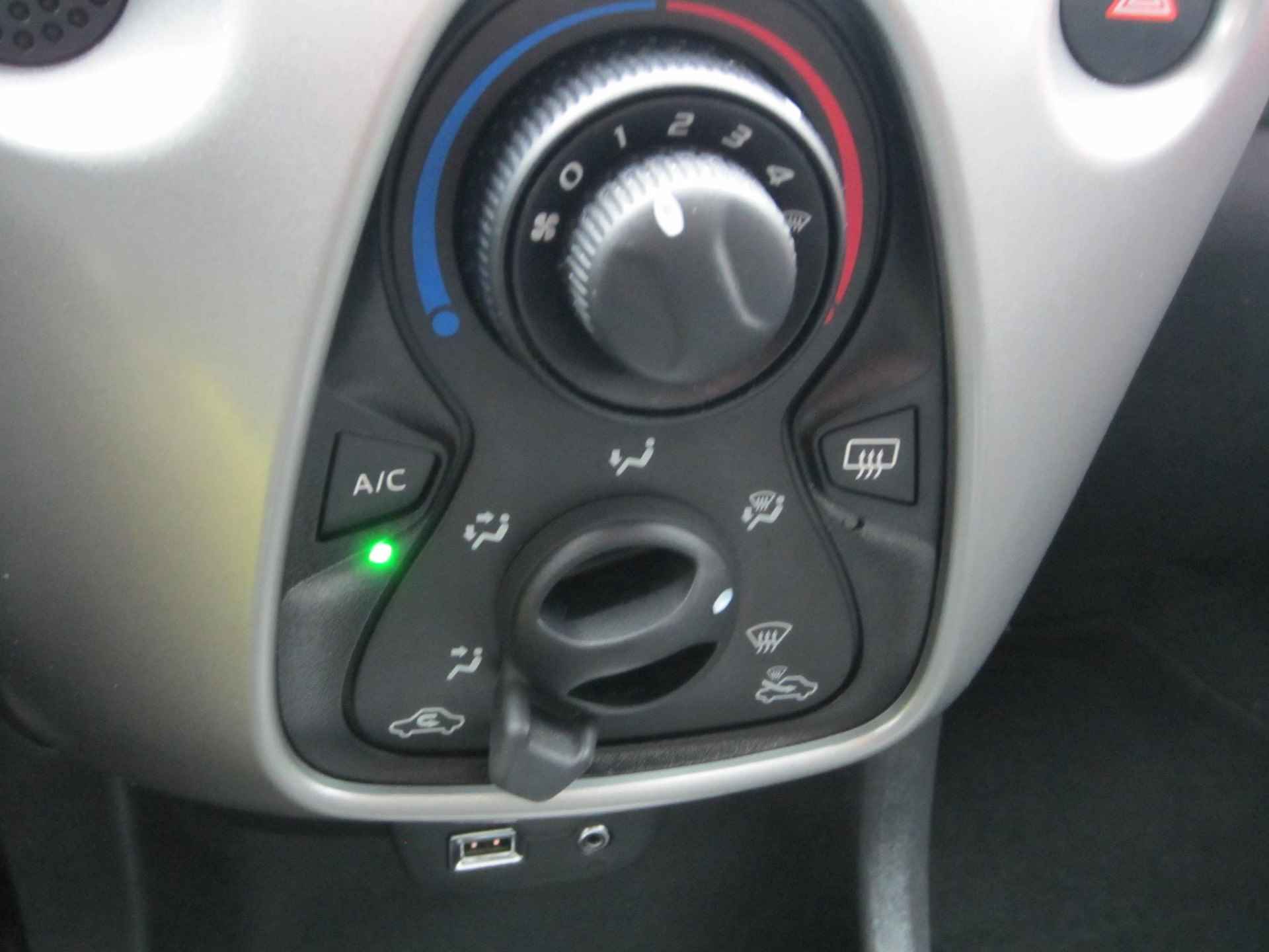 Toyota Aygo 1.0 VVT-i x-play Airco Camera - 15/20