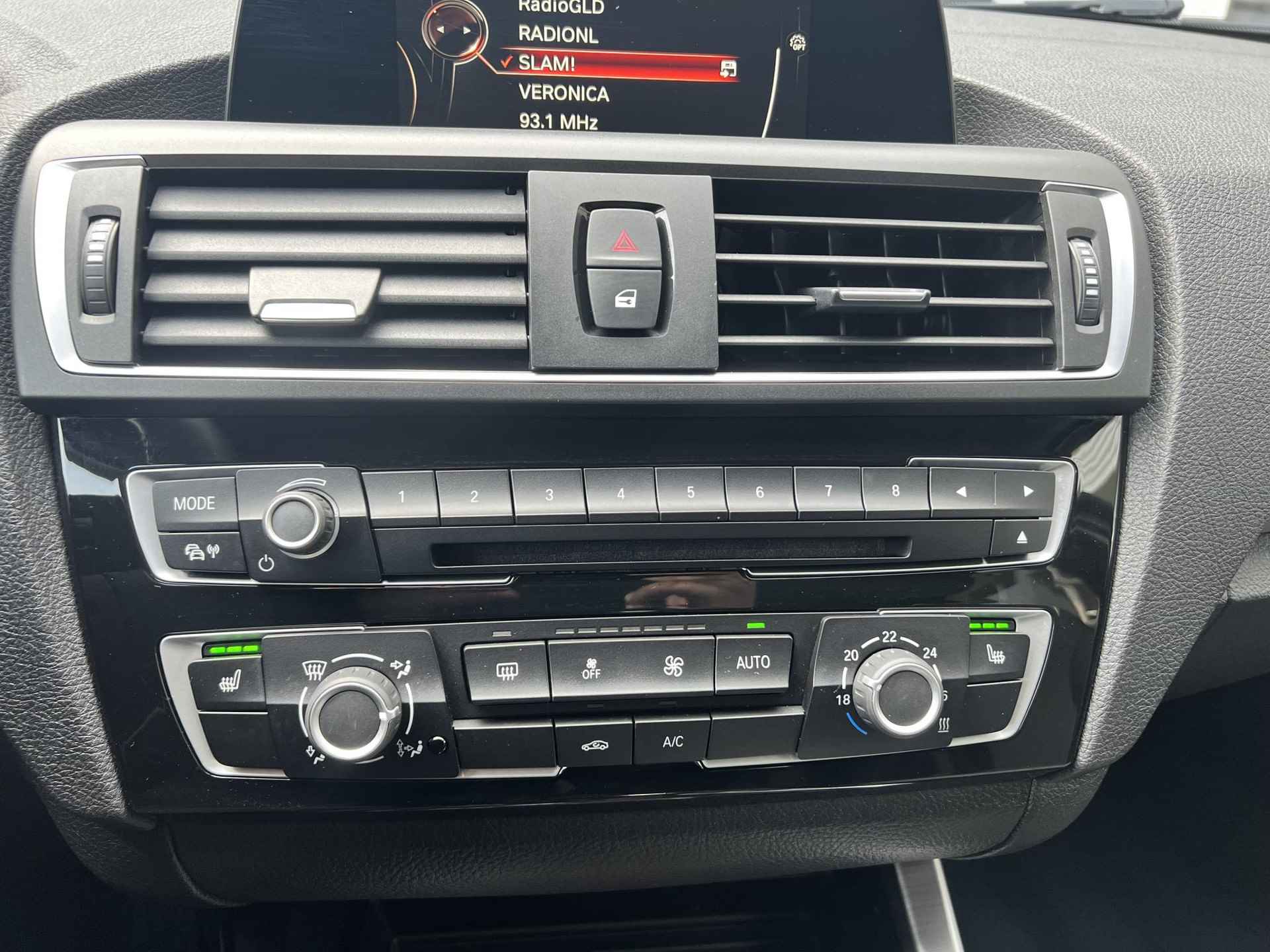 BMW 1-serie 120i Urban Line 184 PK Airconditioning, Isofix, Apple Carplay, Half lederen bekleding, USB/AUX, Cruise Control, 17'' Lichtmetalen velgen, Multifunctioneel stuurwiel, Bluetooth (MET GARANTIE*) - 23/31