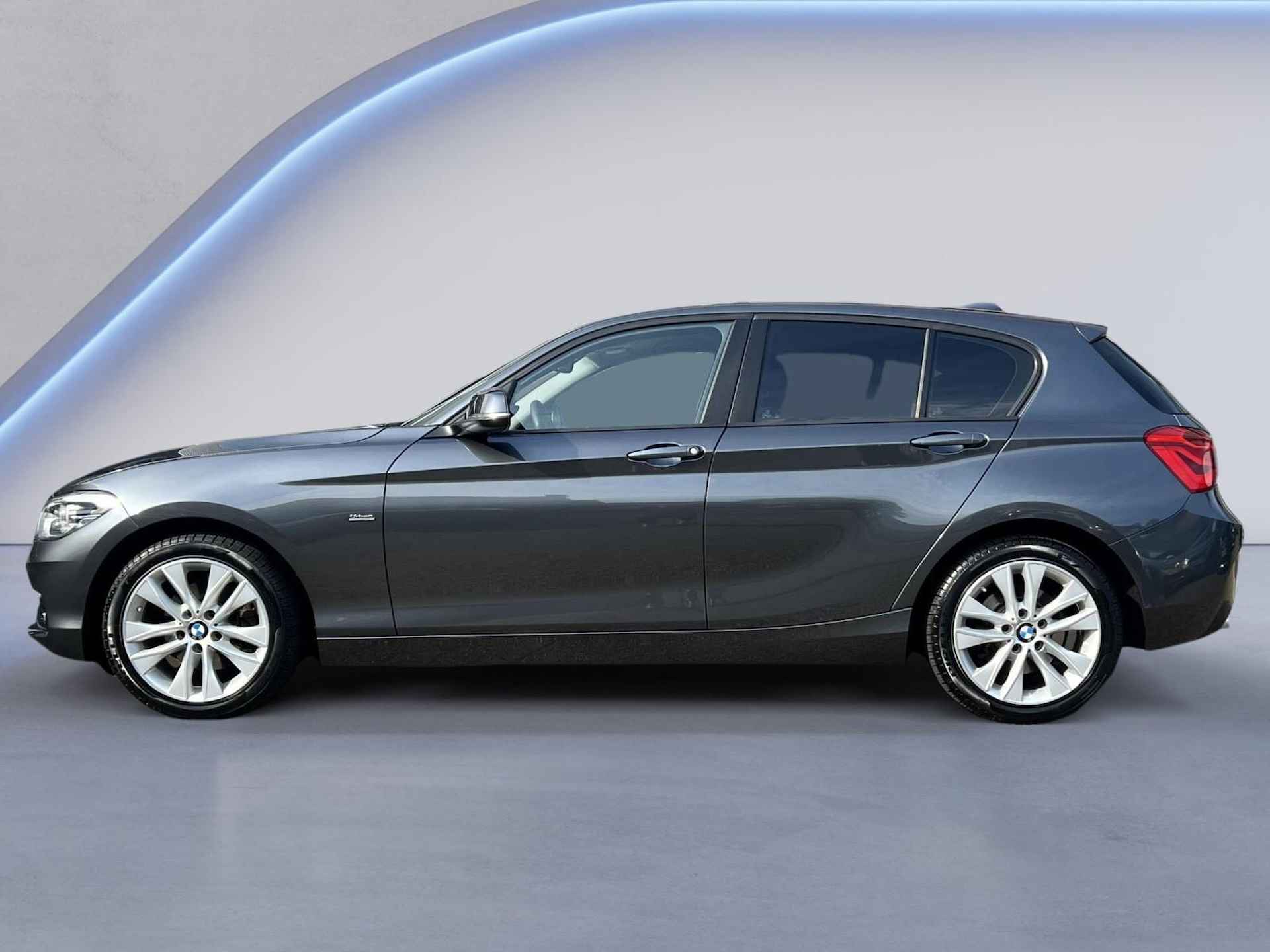 BMW 1-serie 120i Urban Line 184 PK Airconditioning, Isofix, Apple Carplay, Half lederen bekleding, USB/AUX, Cruise Control, 17'' Lichtmetalen velgen, Multifunctioneel stuurwiel, Bluetooth (MET GARANTIE*) - 2/31