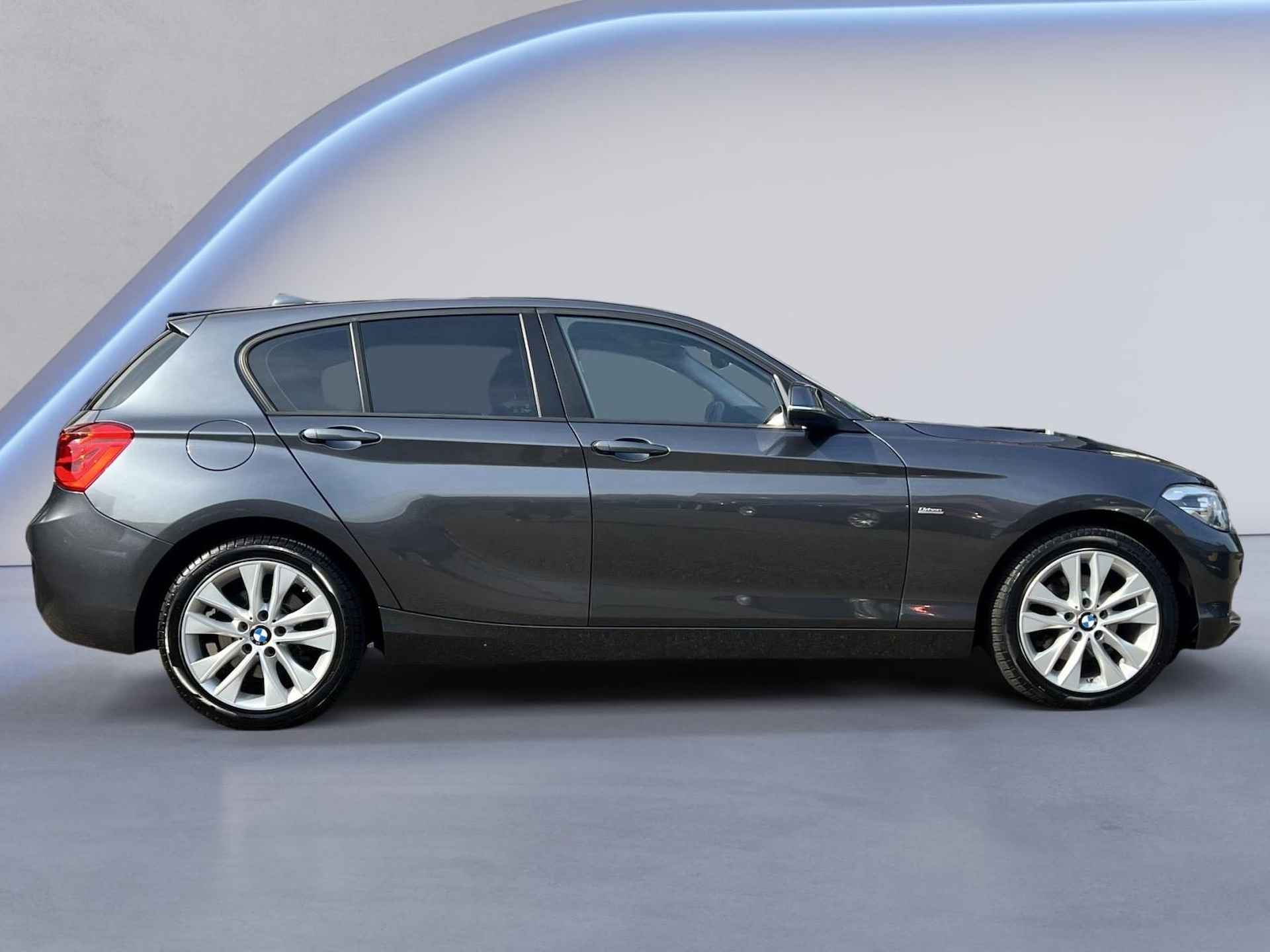 BMW 1-serie 120i Urban Line 184 PK Airconditioning, Isofix, Apple Carplay, Half lederen bekleding, USB/AUX, Cruise Control, 17'' Lichtmetalen velgen, Multifunctioneel stuurwiel, Bluetooth (MET GARANTIE*) - 4/31