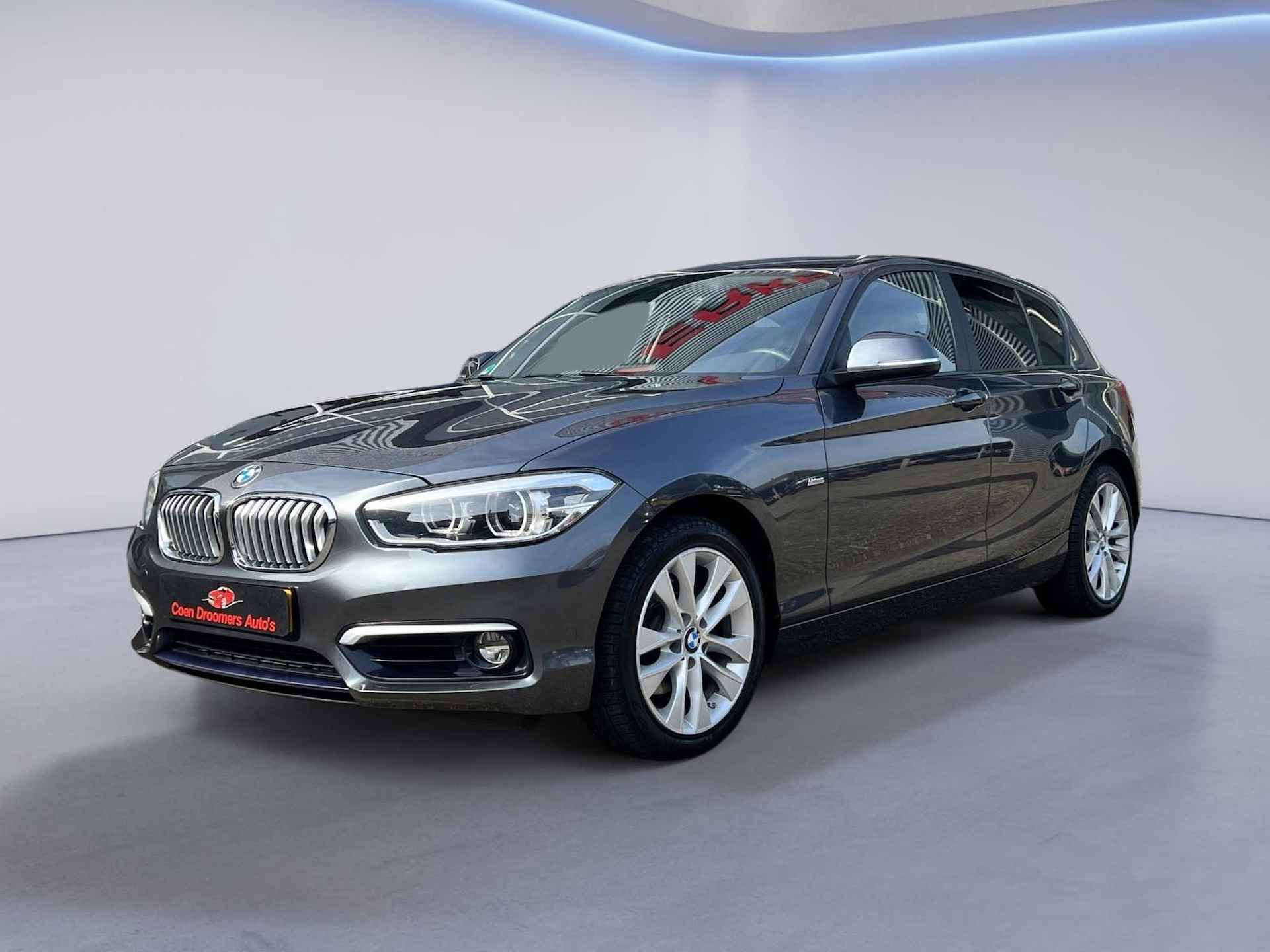BMW 1-serie 120i Urban Line 184 PK Airconditioning, Isofix, Apple Carplay, Half lederen bekleding, USB/AUX, Cruise Control, 17'' Lichtmetalen velgen, Multifunctioneel stuurwiel, Bluetooth (MET GARANTIE*) - 1/31