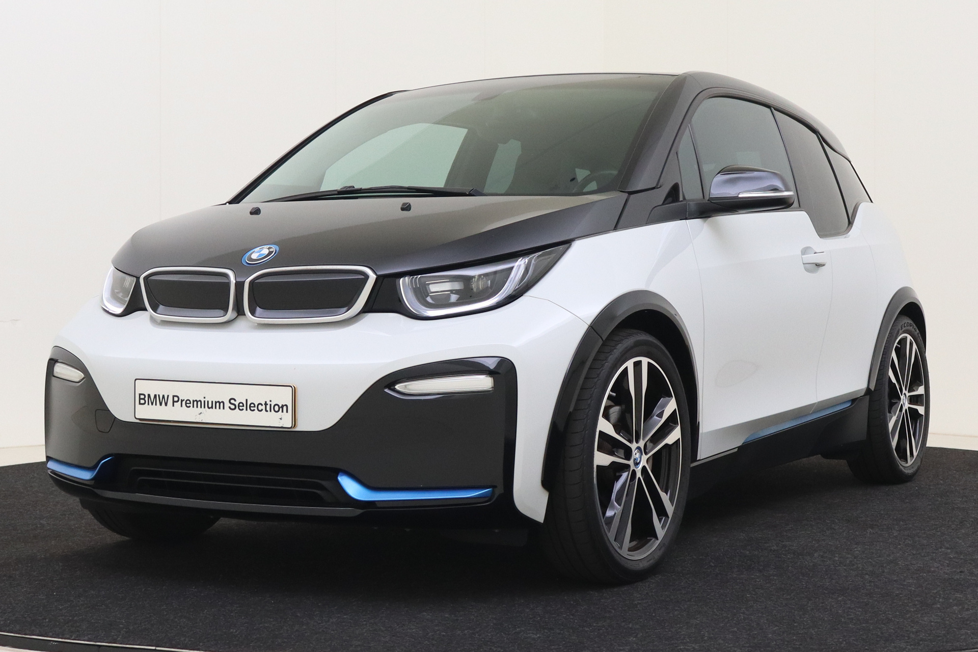 BMW i3 S iPerformance 94Ah 33 kWh / Stoelverwarming / Cruise Control / Navigatie / Multifunctioneel stuurwiel