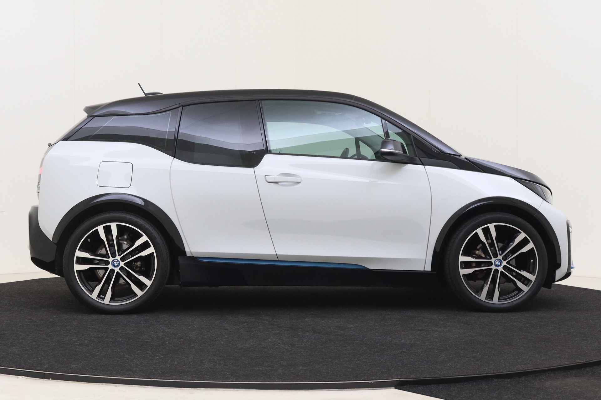 BMW i3 S iPerformance 94Ah 33 kWh / Stoelverwarming / Cruise Control / Navigatie / Multifunctioneel stuurwiel - 8/50