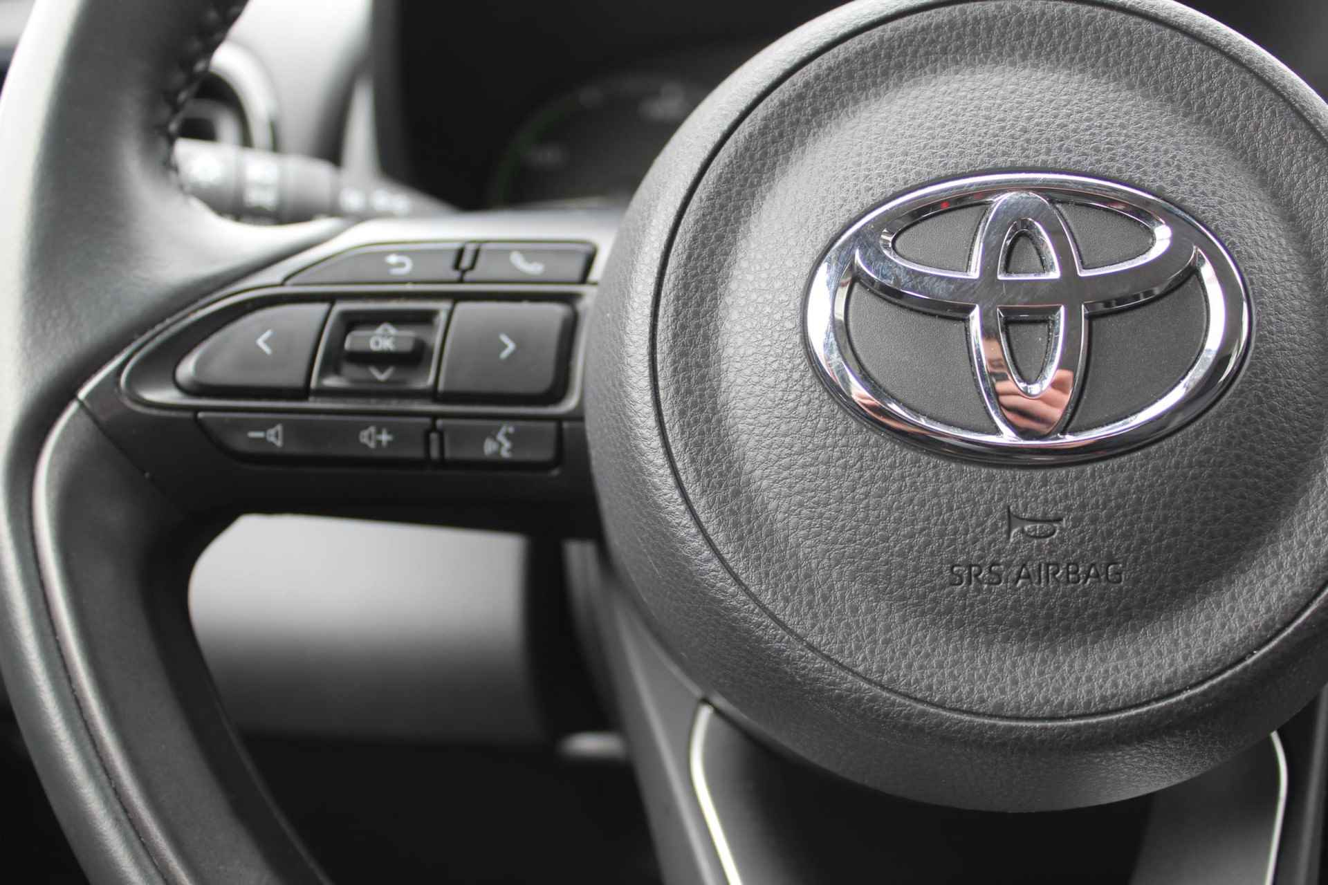 Toyota Yaris 1.5 HYBRID LM-VELGEN NAVI DAB APPLE/ANDROID CAMERA AD-CRUISE CLIMA - 7/29