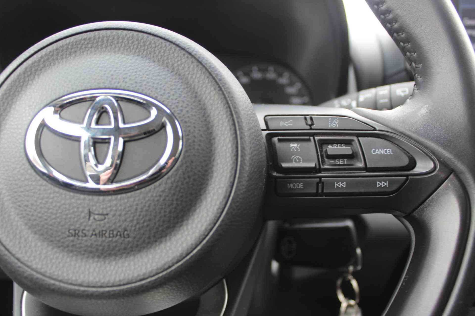 Toyota Yaris 1.5 HYBRID LM-VELGEN NAVI DAB APPLE/ANDROID CAMERA AD-CRUISE CLIMA - 8/29