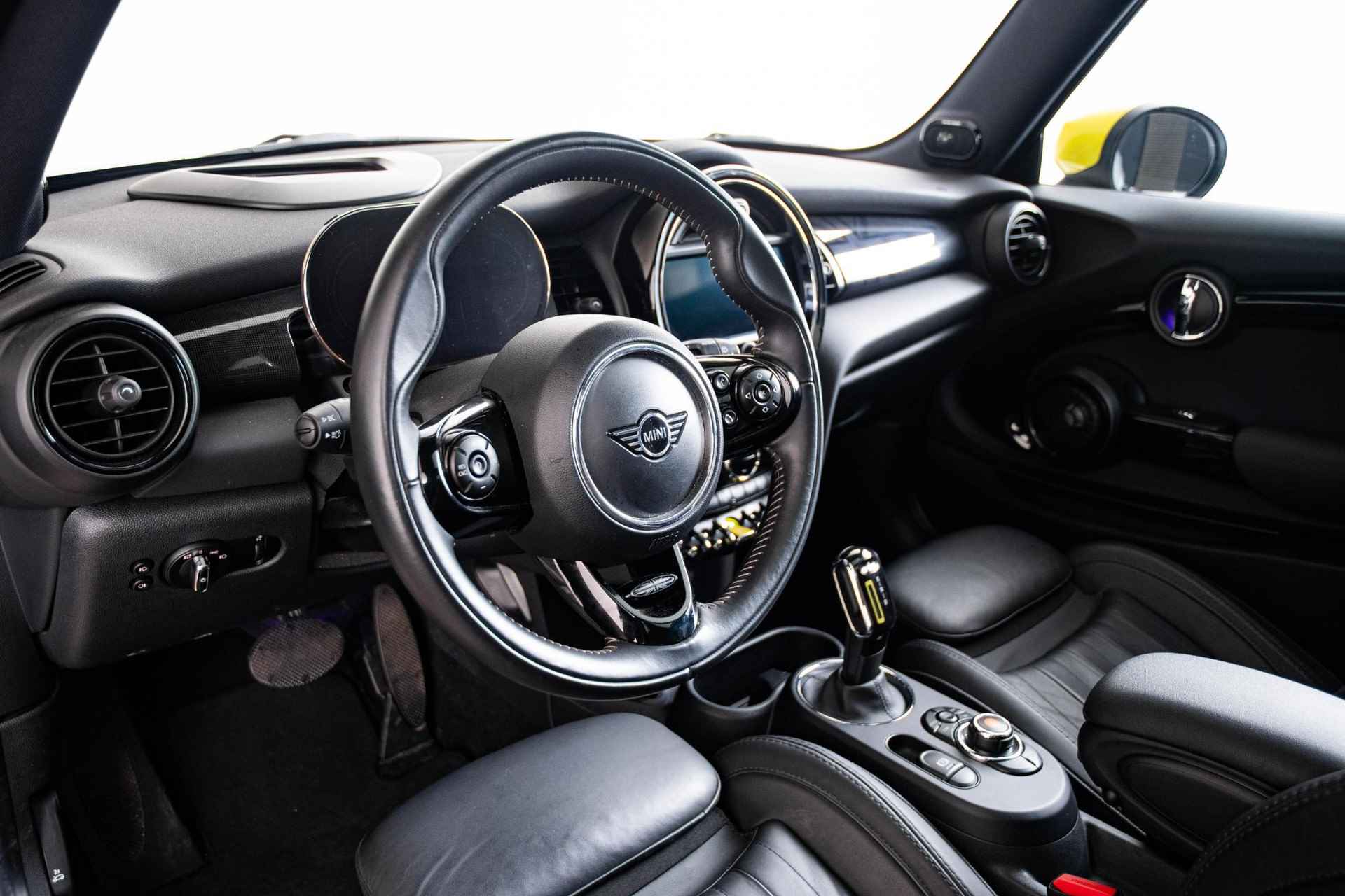 Mini Mini Electric Yours 33 kWh Panoramadak - Comfort Access - Head-Up Display - Harman Kardon - Matrix Koplampen - Parking Assistant - Driving Assistant - 10/65