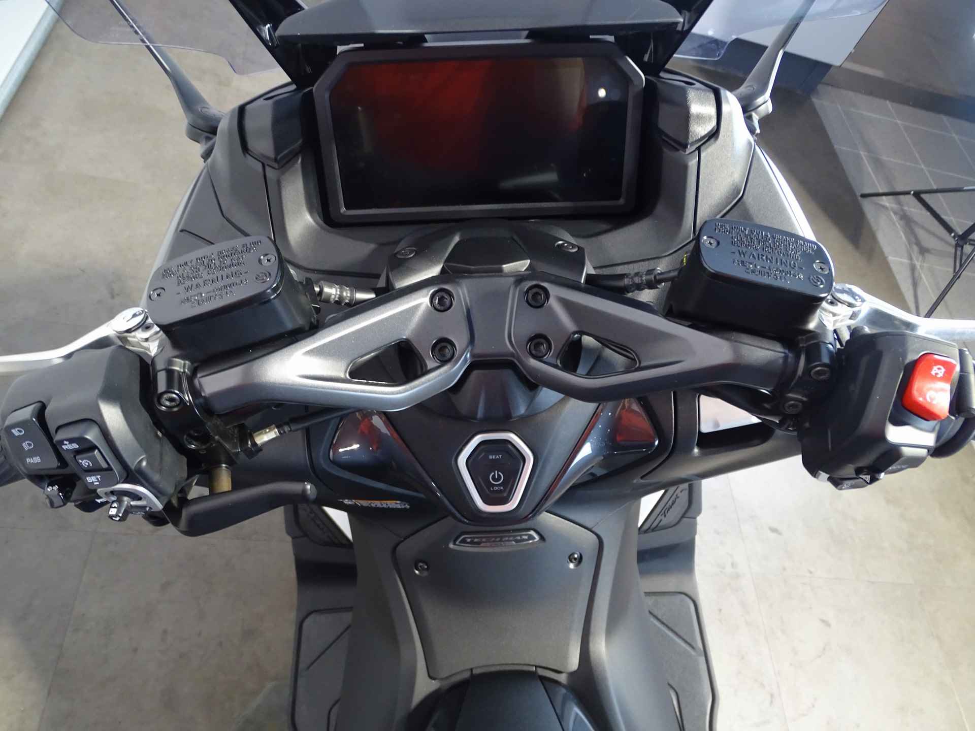 Yamaha T-MAX TECH MAX - 6/8