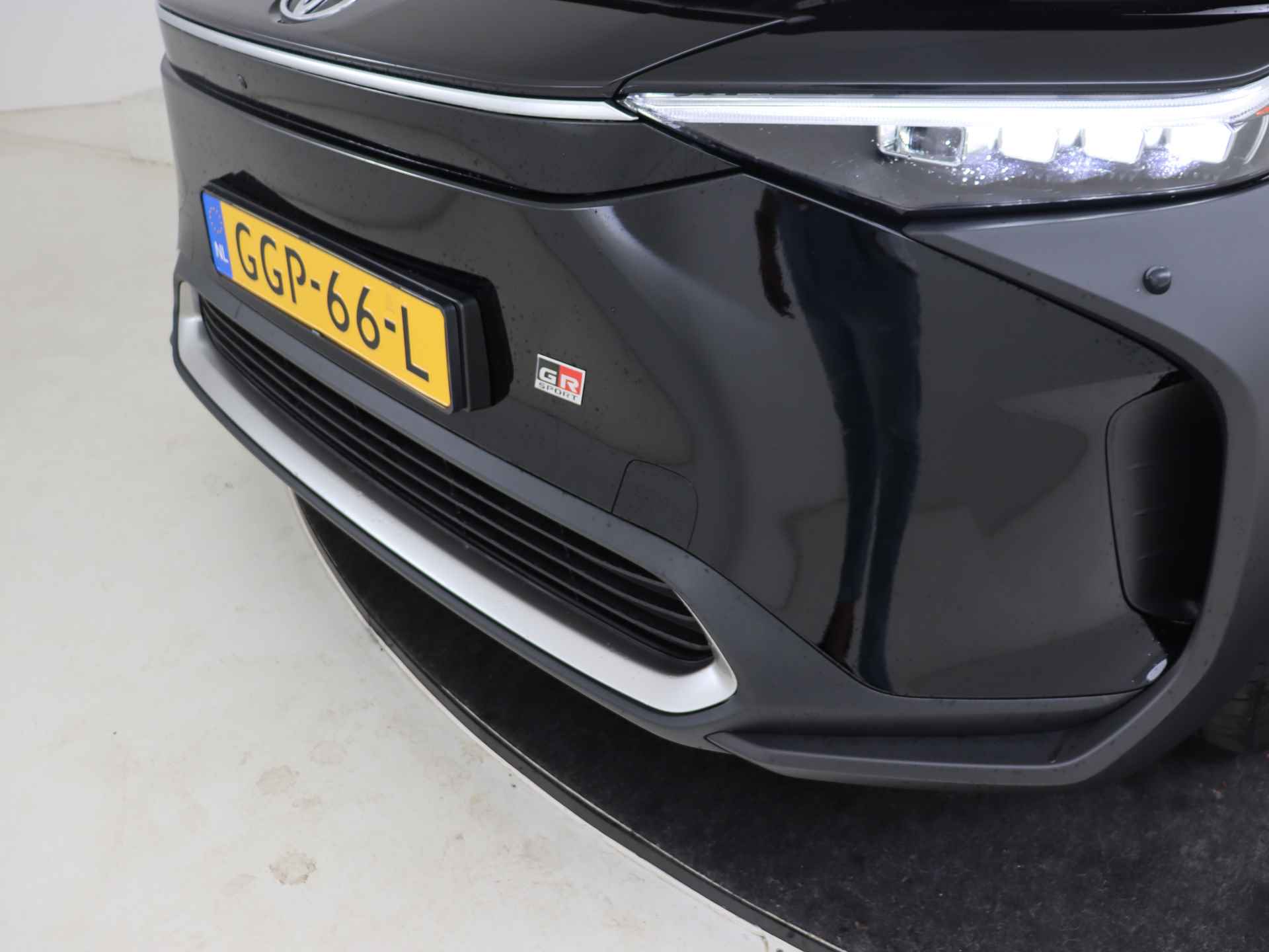 Toyota Bz4x GR SPORT-Premium 71 kWh 204PK | DEMO VOORDEEL | 20inch Hoogglans zwart met rode remschoenen | Panoramadak | - 44/51