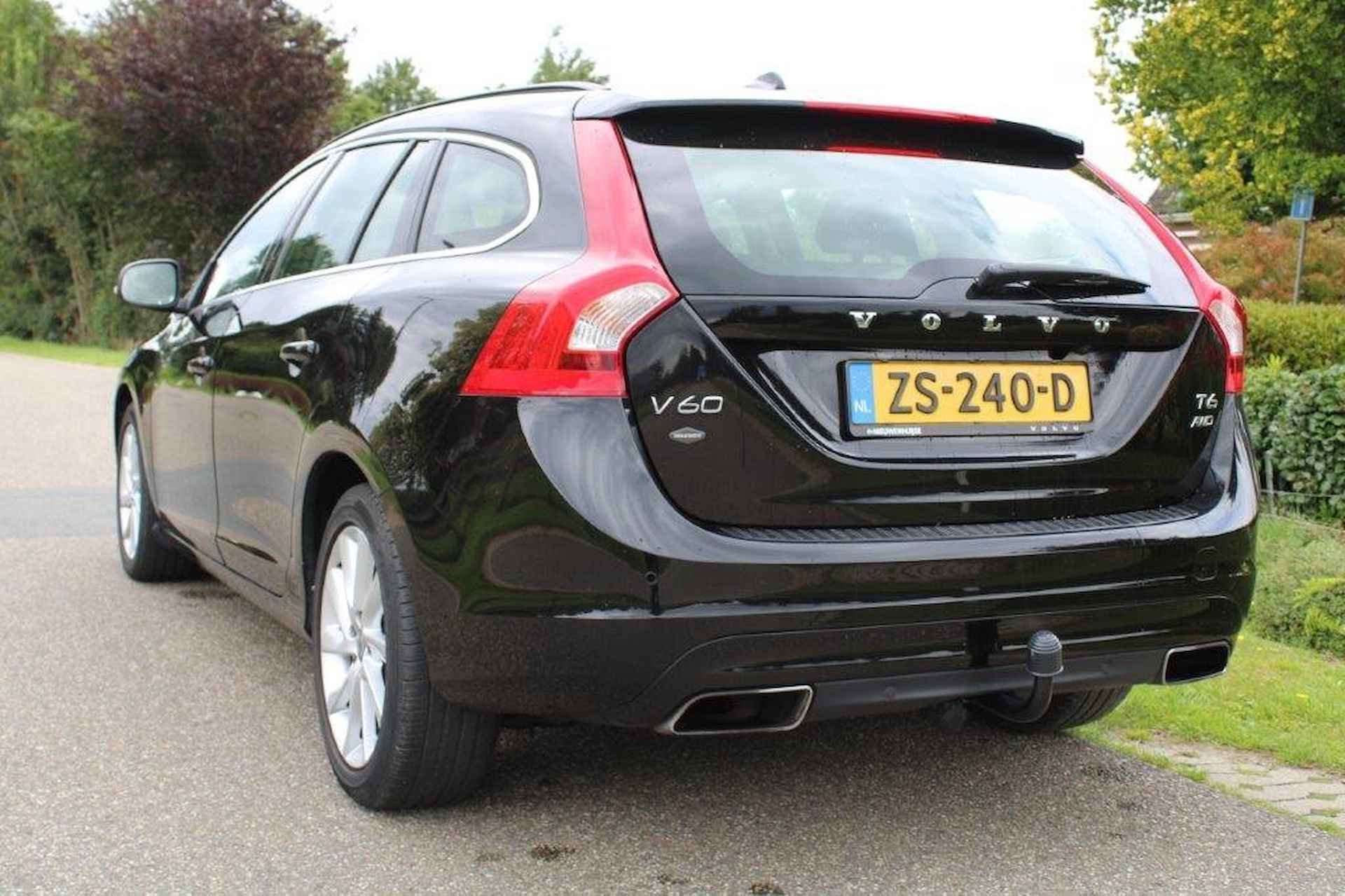 VOLVO V60 2.0T6 AWD 306pk R-Design ECC/cruise/navi/schuifdak/leer/trekhaak - 2/46