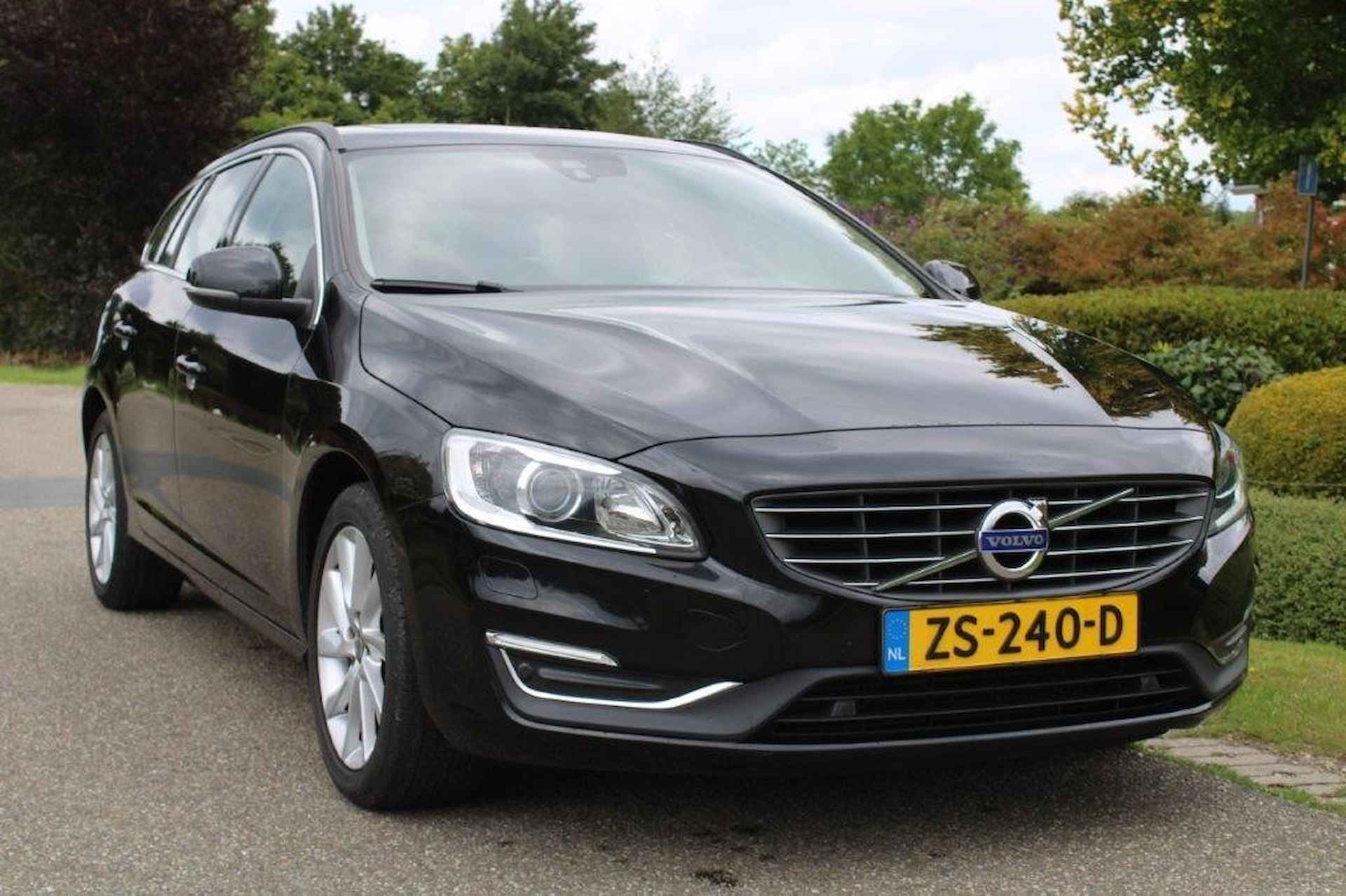 VOLVO V60 2.0T6 AWD 306pk R-Design ECC/cruise/navi/schuifdak/leer/trekhaak - 25/46