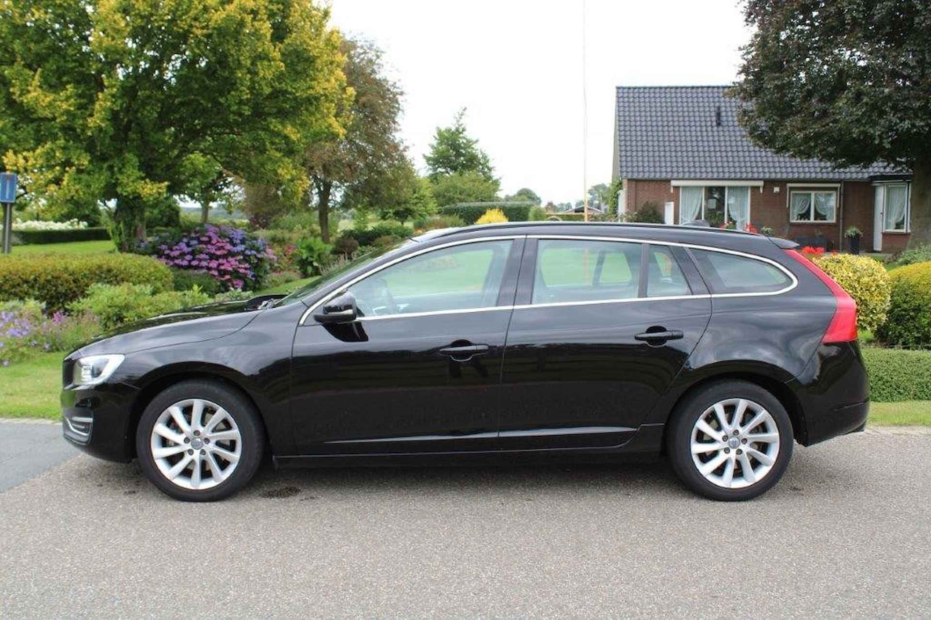 VOLVO V60 2.0T6 AWD 306pk R-Design ECC/cruise/navi/schuifdak/leer/trekhaak - 28/46