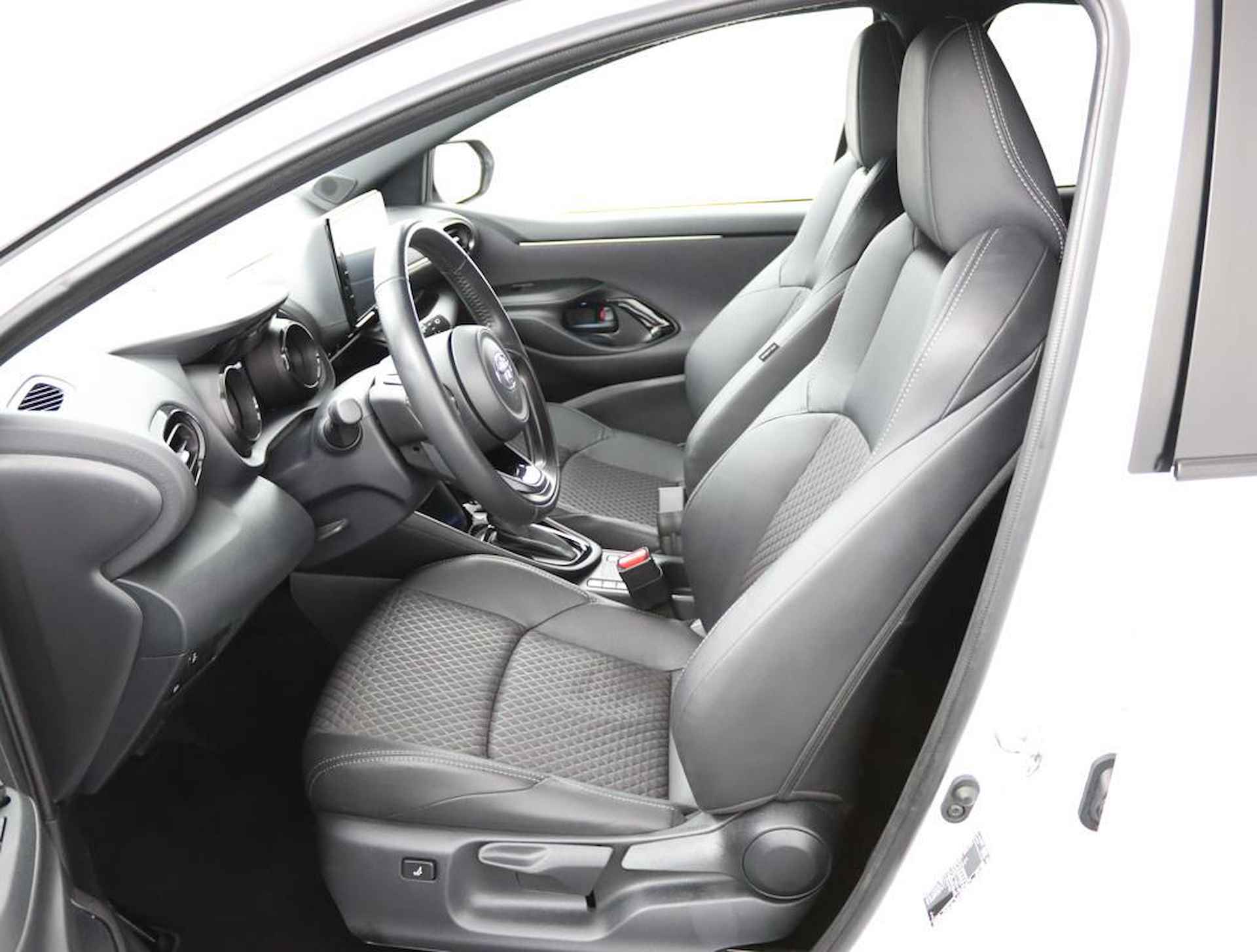 Toyota Yaris 1.5 Hybrid Executive Limited | Half lederen bekleding | Apple carplay/Android auto | - 17/55