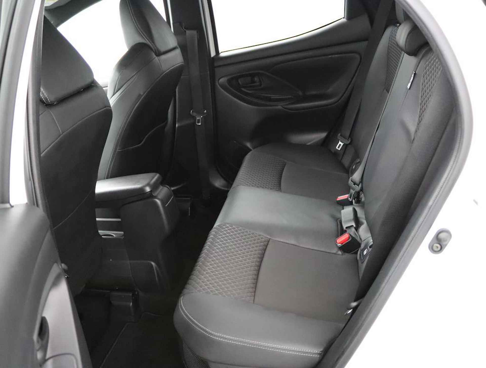 Toyota Yaris 1.5 Hybrid Executive Limited | Half lederen bekleding | Apple carplay/Android auto | - 18/55