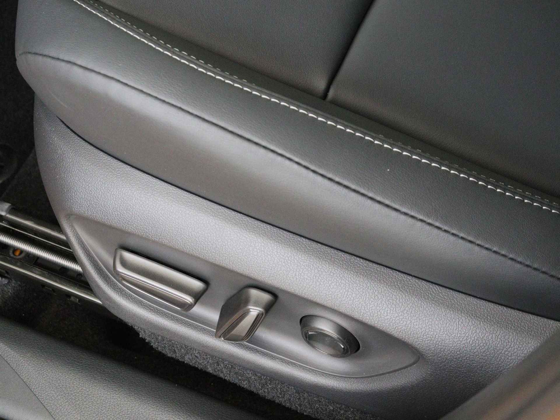 Lexus LBX Relax 2WD | Memory Seat | Mark Levinson | 360 Camera | - 19/57