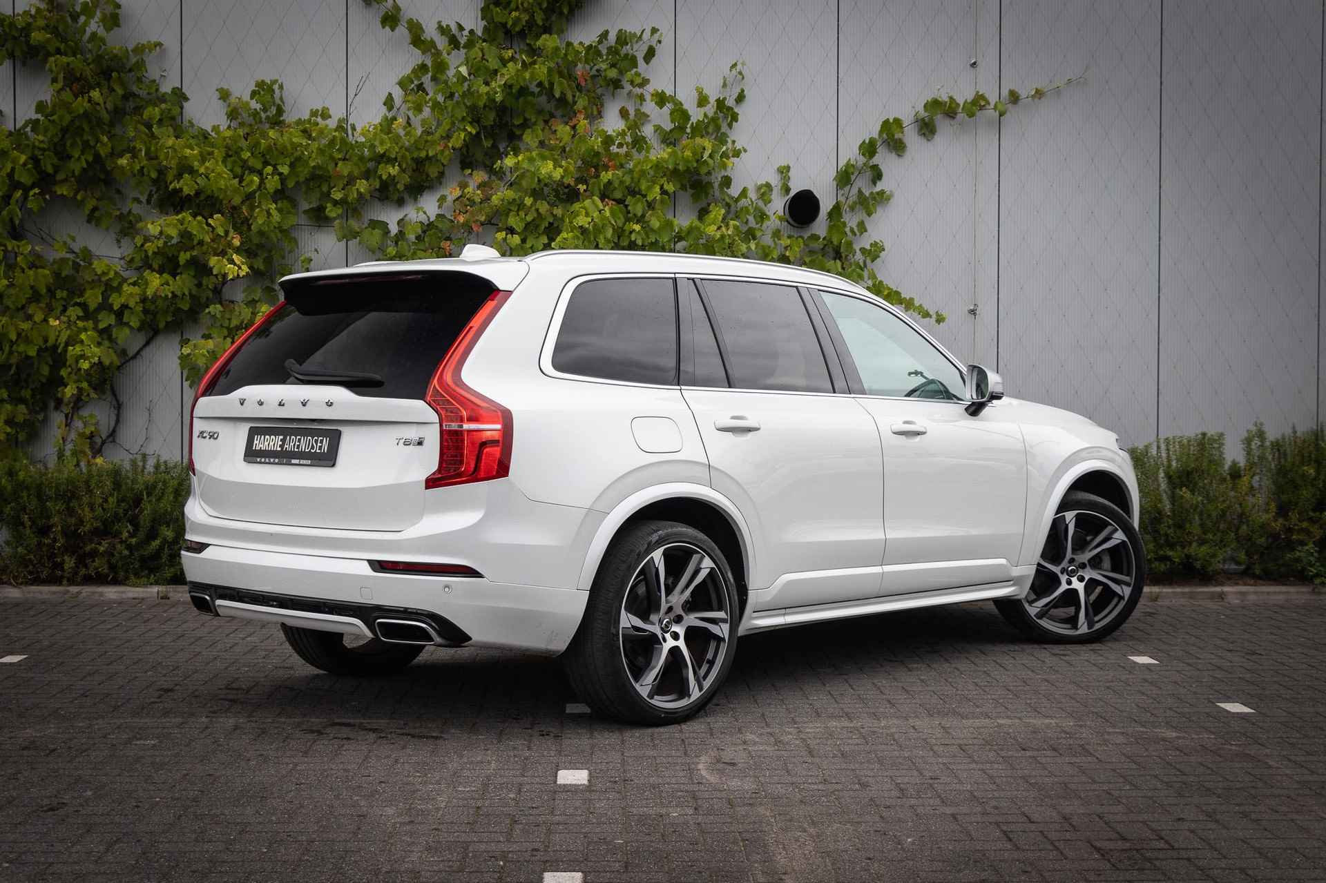 Volvo XC90 T8 Twin Engine AWD R-Design | Adaptieve Cruise Control | Panoramadak | Stoelventilatie en -verwarming | 22 inch lichtmetalen velgen | Parkeercamera | Extra getint glas | - 4/26