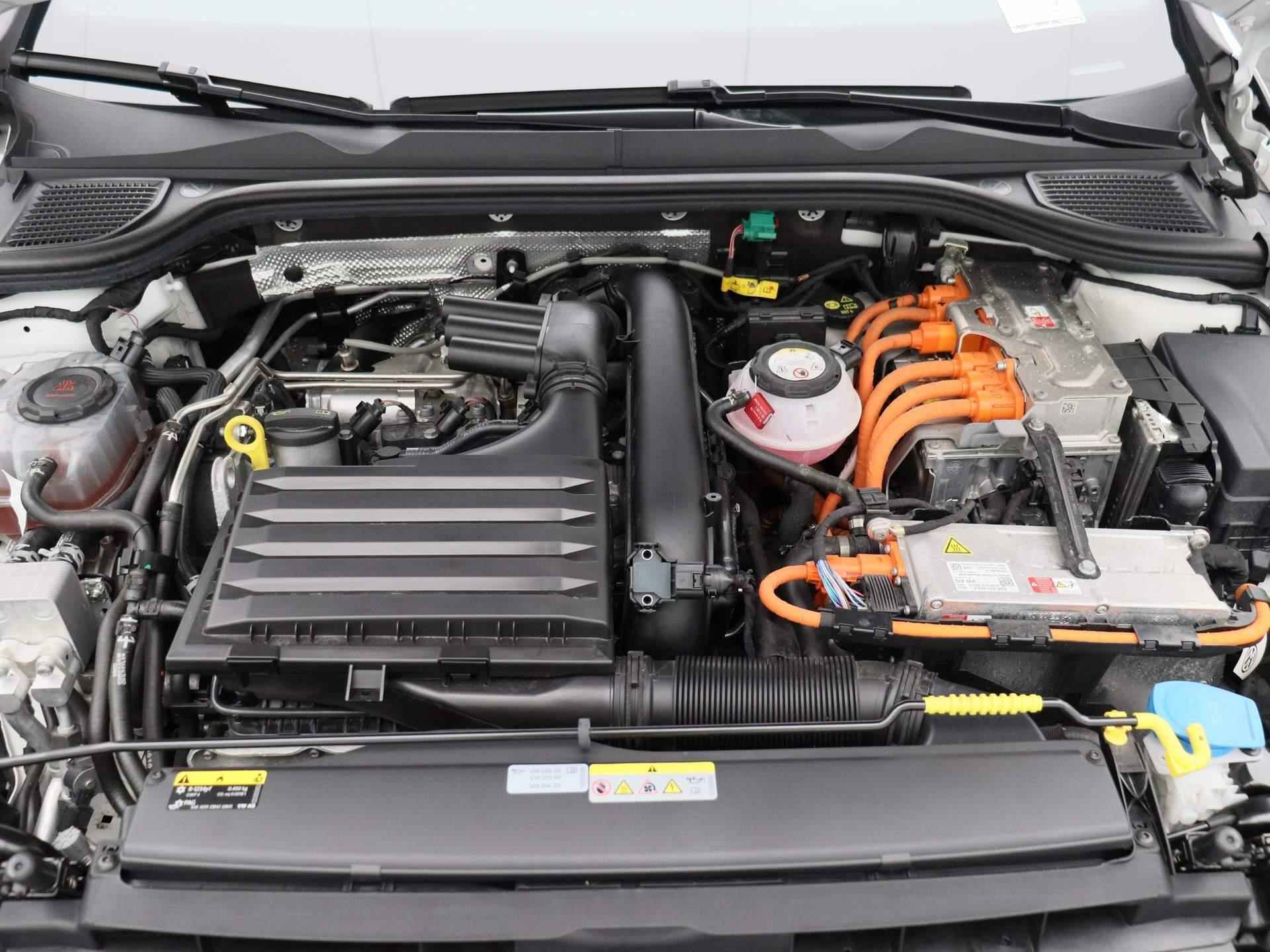 Volkswagen Golf 1.4 eHybrid GTE 245 PK | Automaat | Navigatie | Adaptive Cruise Control | Climate Control | Stoelverwarming | Parkeersensoren | Virtual Cockpit | Rijprofielen | LED | Lichtmetalen velgen | - 40/44