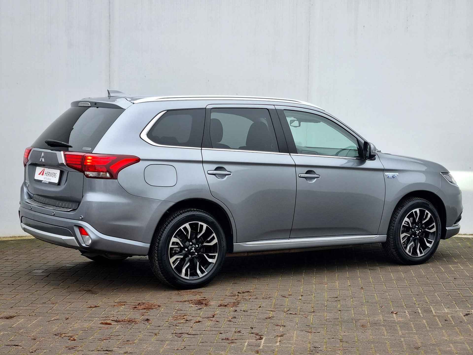 Mitsubishi Outlander 2.0 PHEV instyle+ Automaat / Schuif-Kanteldak / Dealer Onderhouden / 1500kg Trekgewicht / Navigatie via Android Auto/Apple Carplay - 3/59