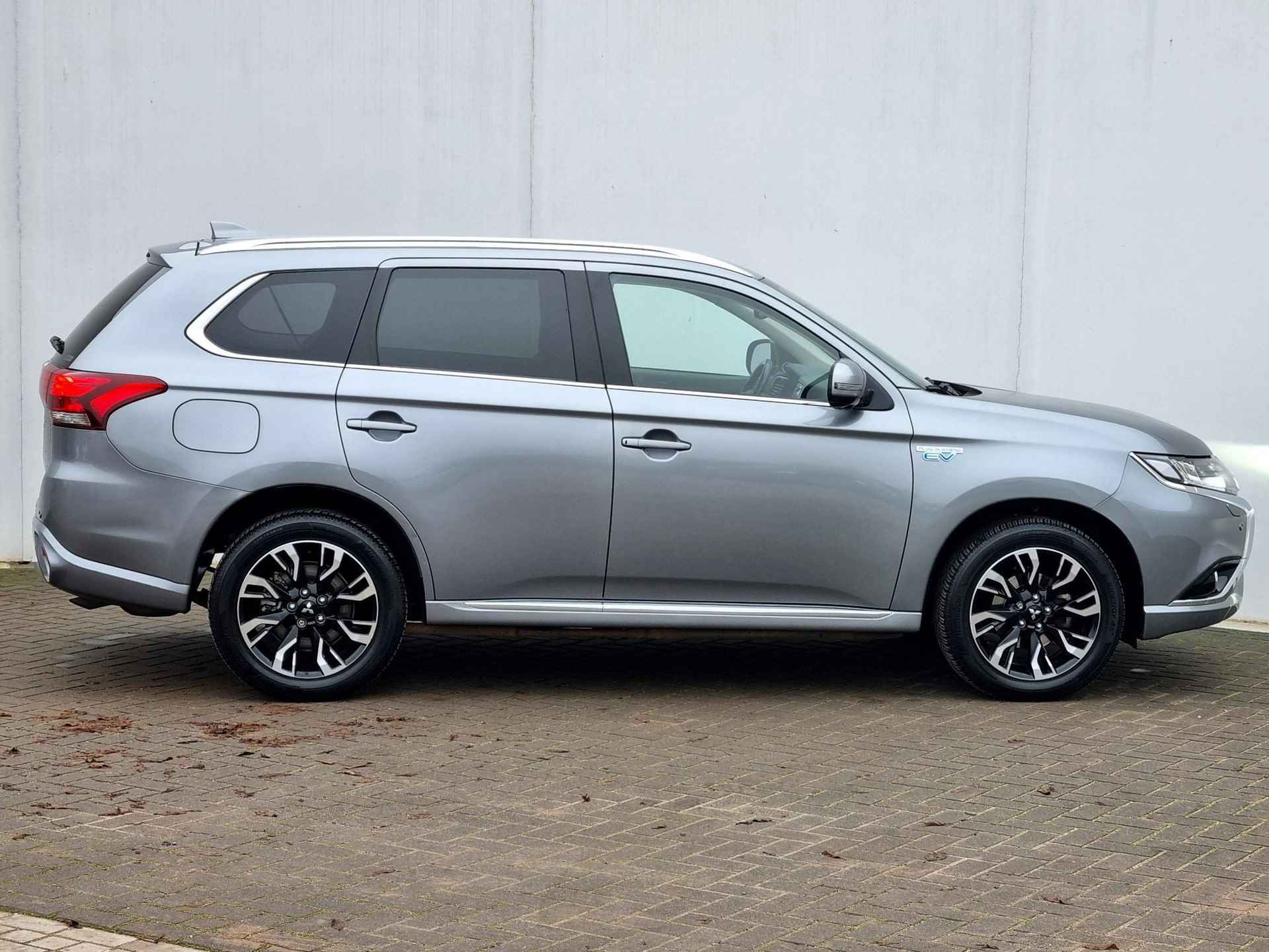 Mitsubishi Outlander 2.0 PHEV instyle+ Automaat / Schuif-Kanteldak / Dealer Onderhouden / 1500kg Trekgewicht / Navigatie via Android Auto/Apple Carplay - 25/59