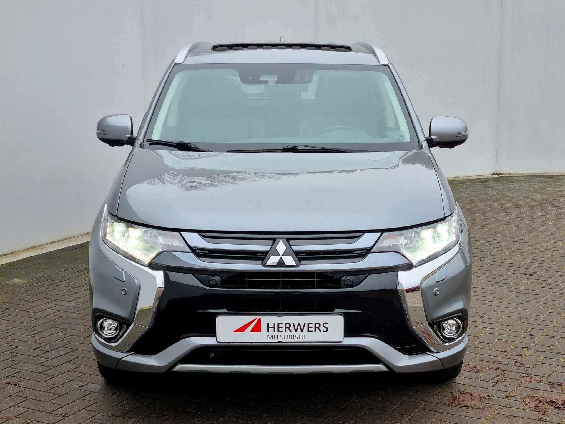 Mitsubishi Outlander 2.0 PHEV instyle+ Automaat / Schuif-Kanteldak / Dealer Onderhouden / 1500kg Trekgewicht / Navigatie via Android Auto/Apple Carplay - 27/59