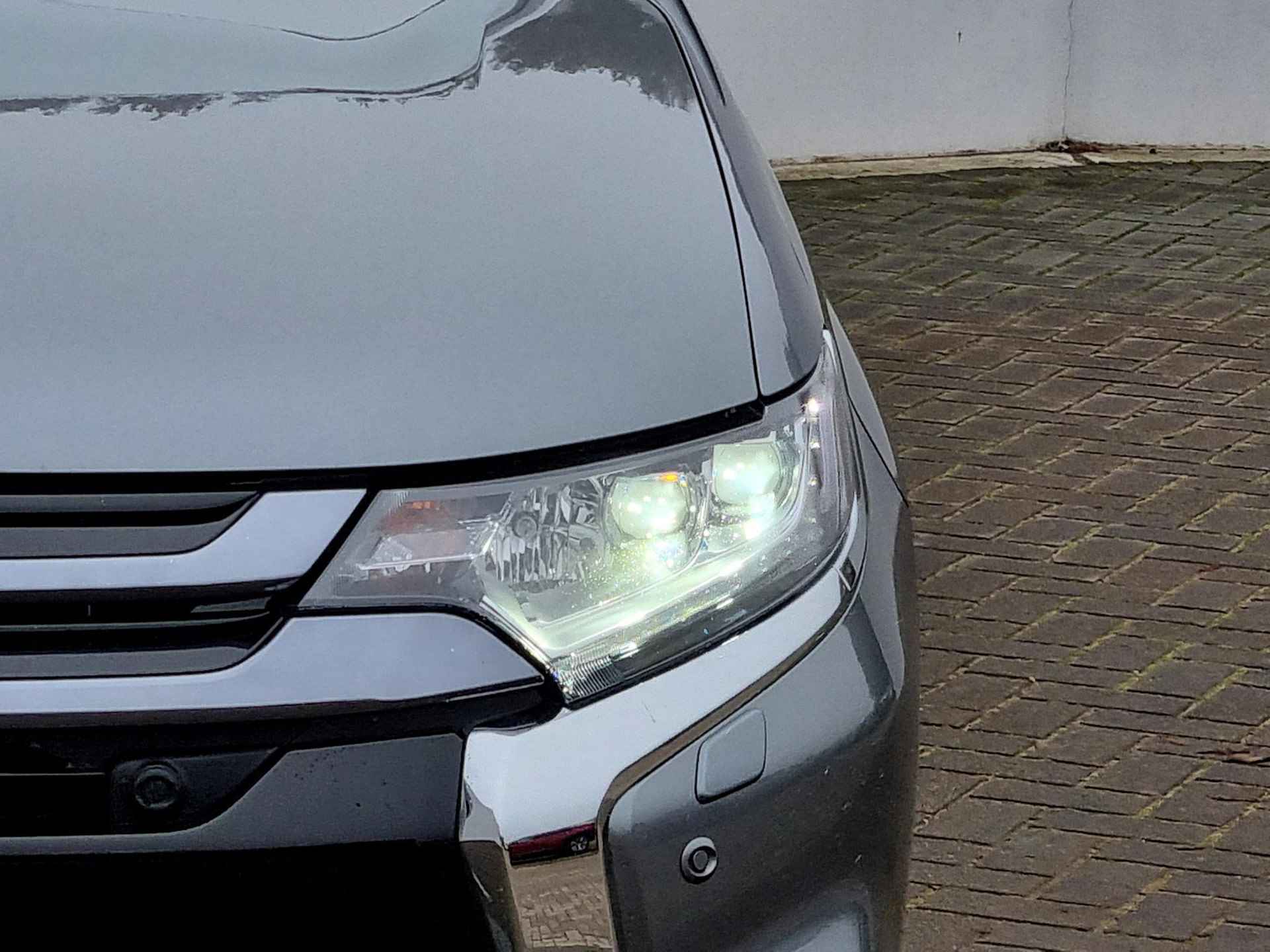 Mitsubishi Outlander 2.0 PHEV instyle+ Automaat / Schuif-Kanteldak / Dealer Onderhouden / 1500kg Trekgewicht / Navigatie via Android Auto/Apple Carplay - 29/59