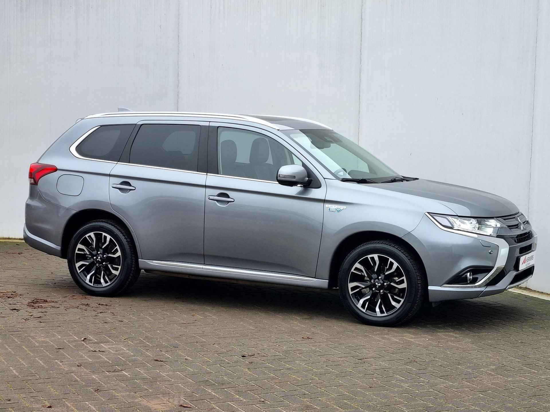 Mitsubishi Outlander 2.0 PHEV instyle+ Automaat / Schuif-Kanteldak / Dealer Onderhouden / 1500kg Trekgewicht / Navigatie via Android Auto/Apple Carplay - 30/59