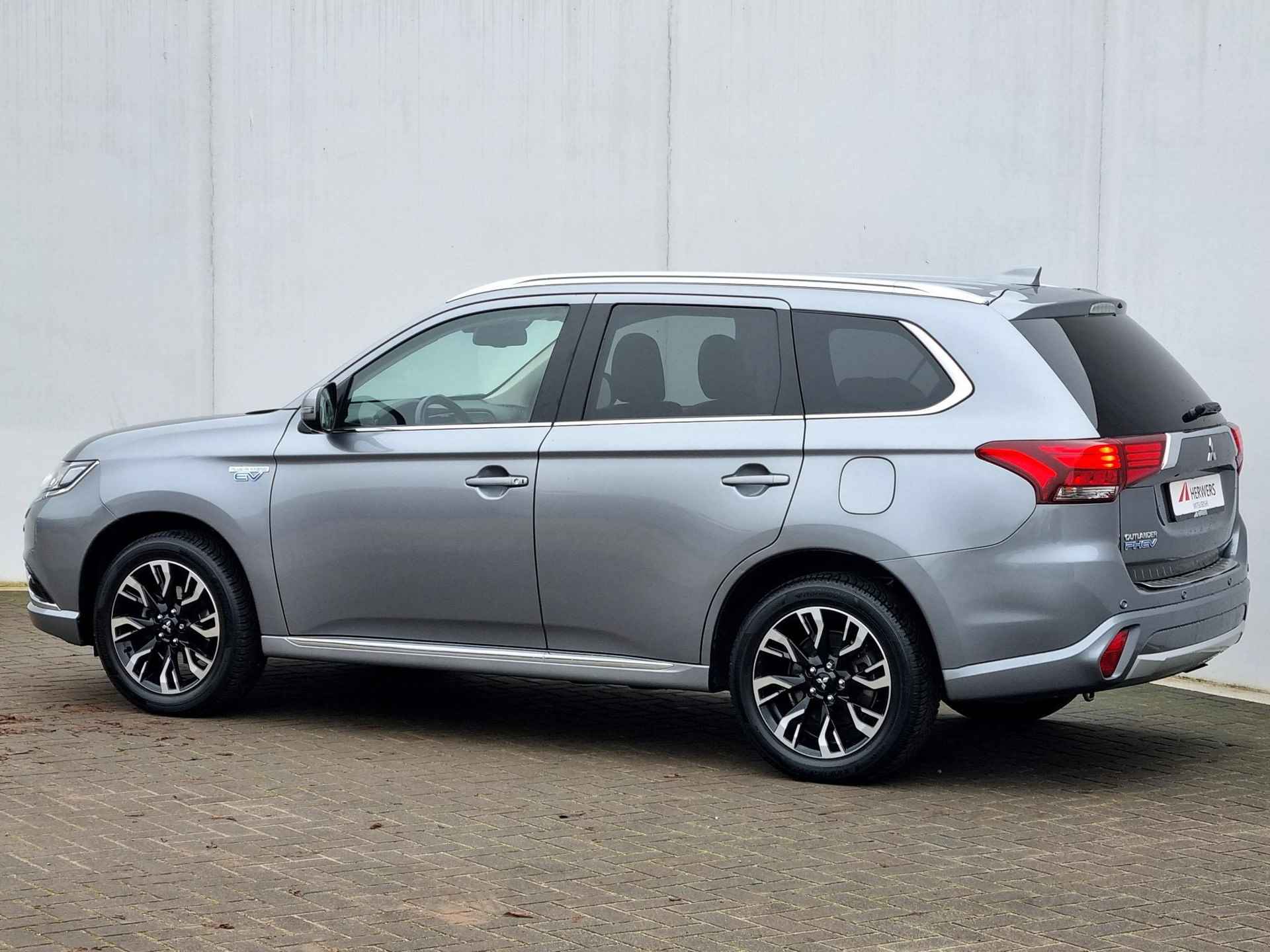 Mitsubishi Outlander 2.0 PHEV instyle+ Automaat / Schuif-Kanteldak / Dealer Onderhouden / 1500kg Trekgewicht / Navigatie via Android Auto/Apple Carplay - 31/59