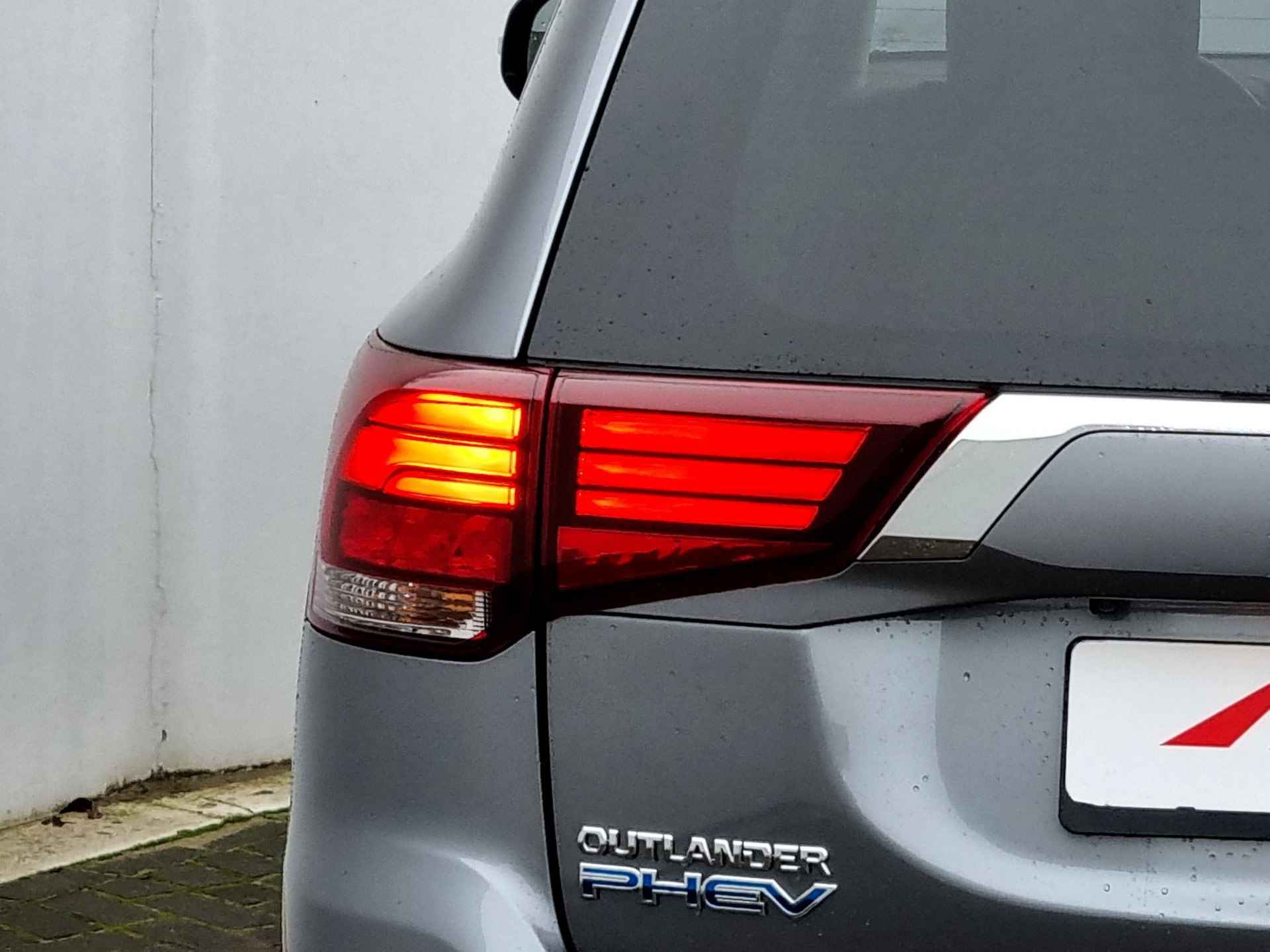 Mitsubishi Outlander 2.0 PHEV instyle+ Automaat / Schuif-Kanteldak / Dealer Onderhouden / 1500kg Trekgewicht / Navigatie via Android Auto/Apple Carplay - 33/59