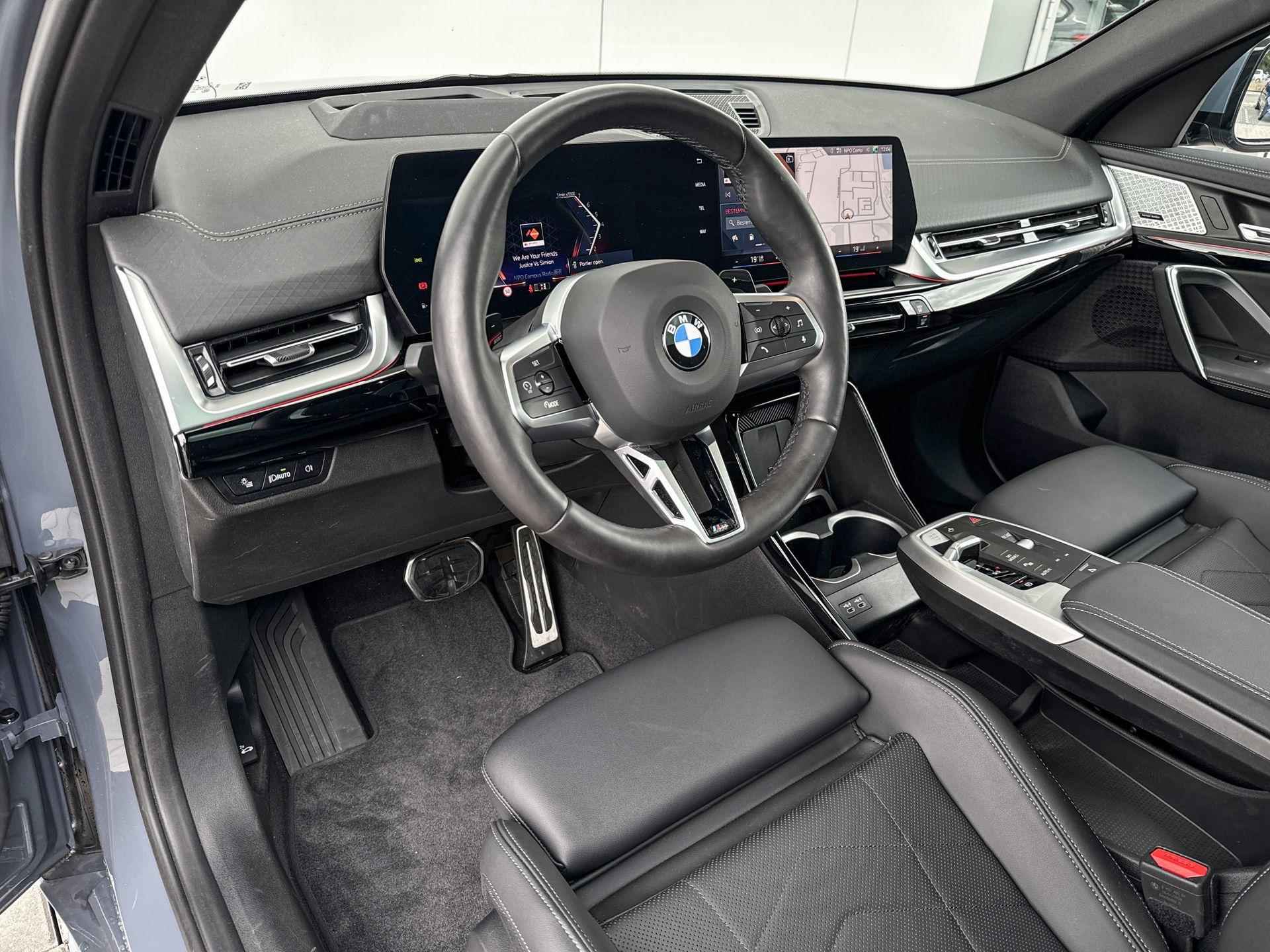 BMW X2 sDrive20i M-Sport Pro Head Up / Harman Kardon / Driving Assistant Plus / Parking Assistant Plus / Adaptieve LED koplampen /  Iconic Glow / Glazen Dak / Elektrisch Verstelbare Voorstoelen / Stuurwielrand Verwarmd / Comfort Access / 20 inch / Getinte Ramen - 24/24