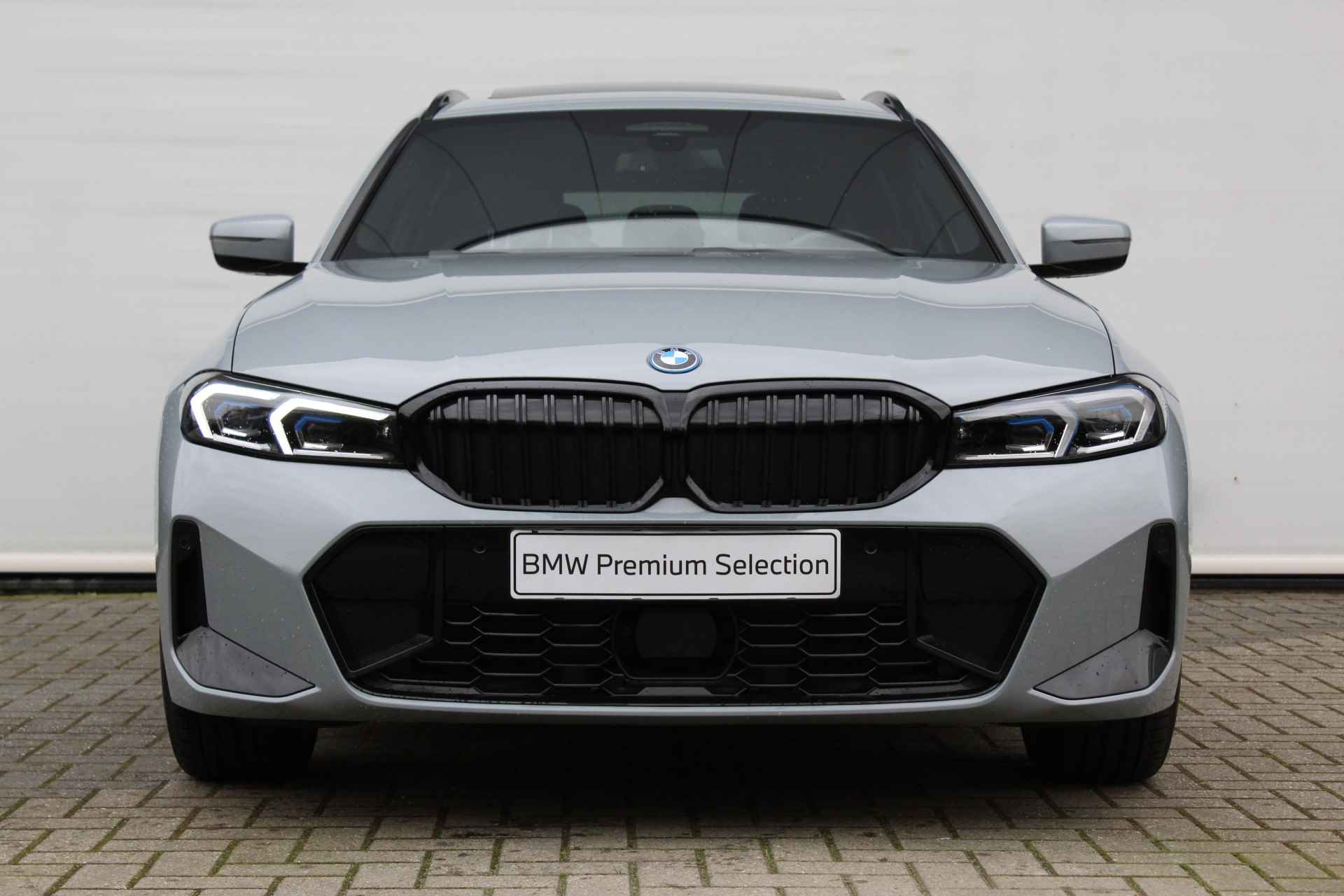 BMW 3 Serie Touring 330e High Executive M Sport Automaat / Panoramadak / Trekhaak / Adaptieve LED / Driving Assistant Professional / Comfort Access / Harman Kardon - 4/33