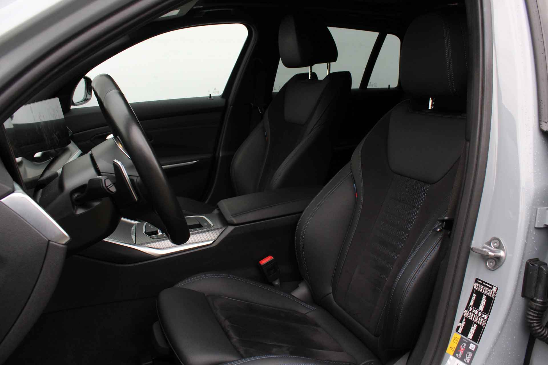 BMW 3 Serie Touring 330e High Executive M Sport Automaat / Panoramadak / Trekhaak / Adaptieve LED / Driving Assistant Professional / Comfort Access / Harman Kardon - 15/33