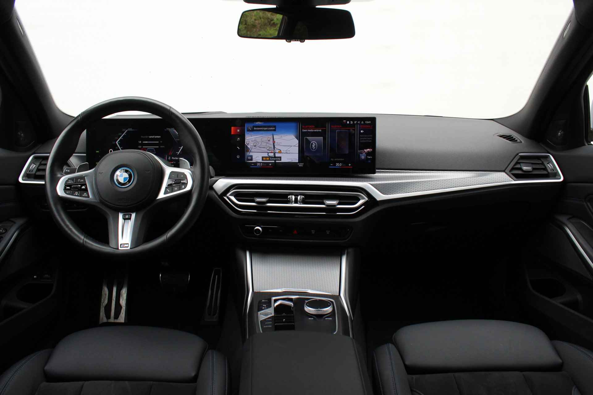 BMW 3 Serie Touring 330e High Executive M Sport Automaat / Panoramadak / Trekhaak / Adaptieve LED / Driving Assistant Professional / Comfort Access / Harman Kardon - 16/33