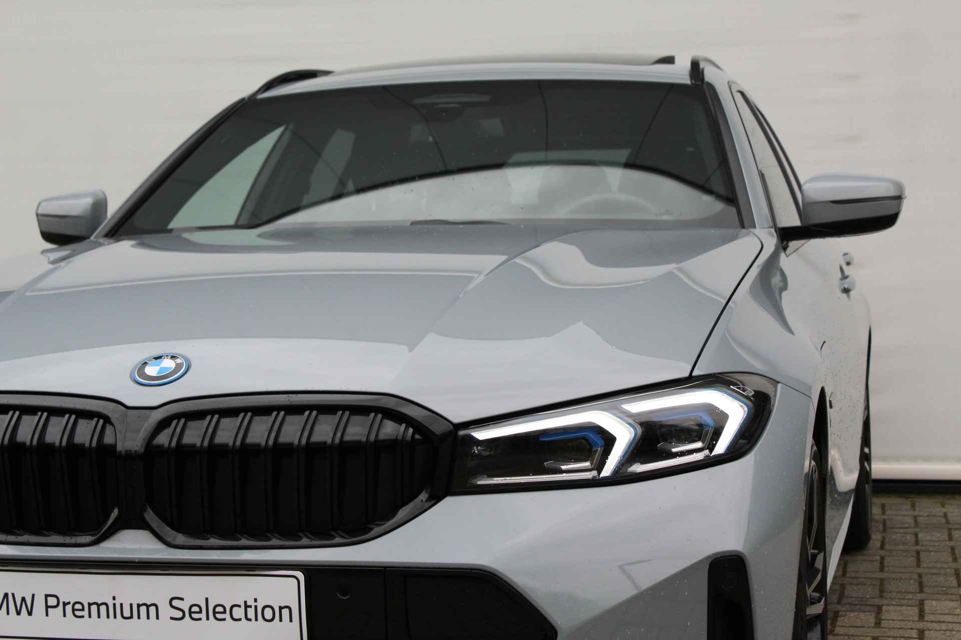 BMW 3 Serie Touring 330e High Executive M Sport Automaat / Panoramadak / Trekhaak / Adaptieve LED / Driving Assistant Professional / Comfort Access / Harman Kardon - 18/33