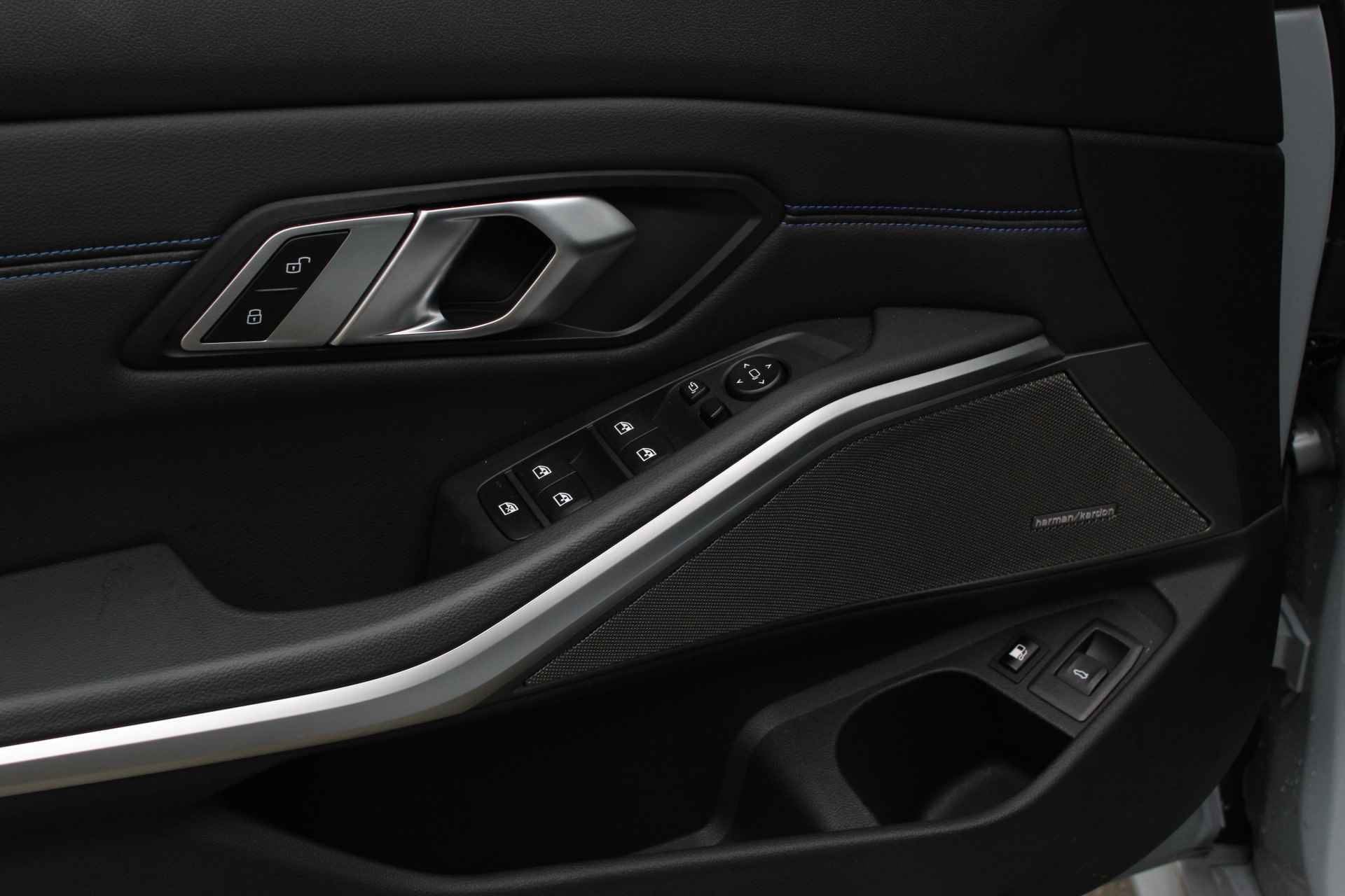 BMW 3 Serie Touring 330e High Executive M Sport Automaat / Panoramadak / Trekhaak / Adaptieve LED / Driving Assistant Professional / Comfort Access / Harman Kardon - 22/33