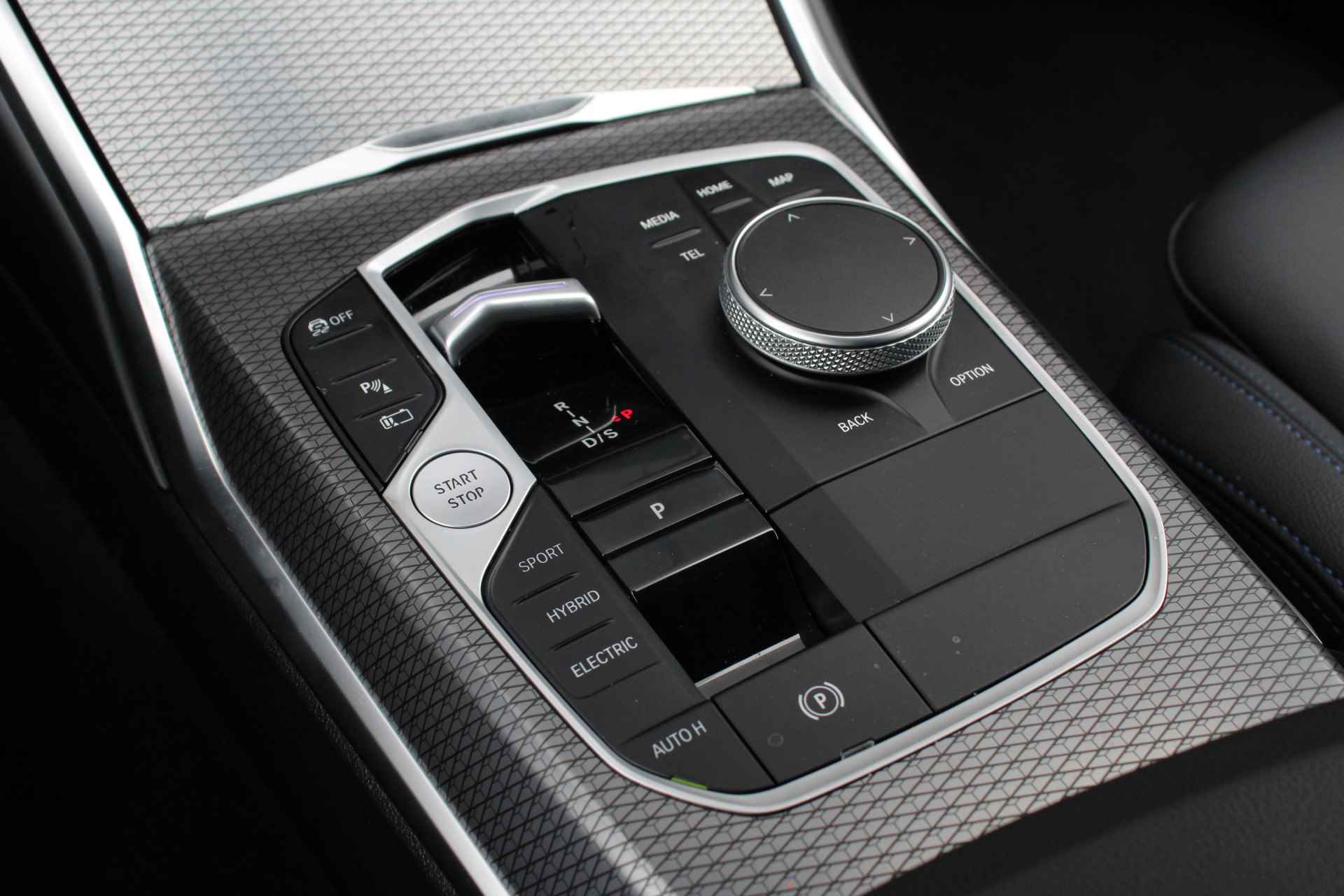 BMW 3 Serie Touring 330e High Executive M Sport Automaat / Panoramadak / Trekhaak / Adaptieve LED / Driving Assistant Professional / Comfort Access / Harman Kardon - 25/33