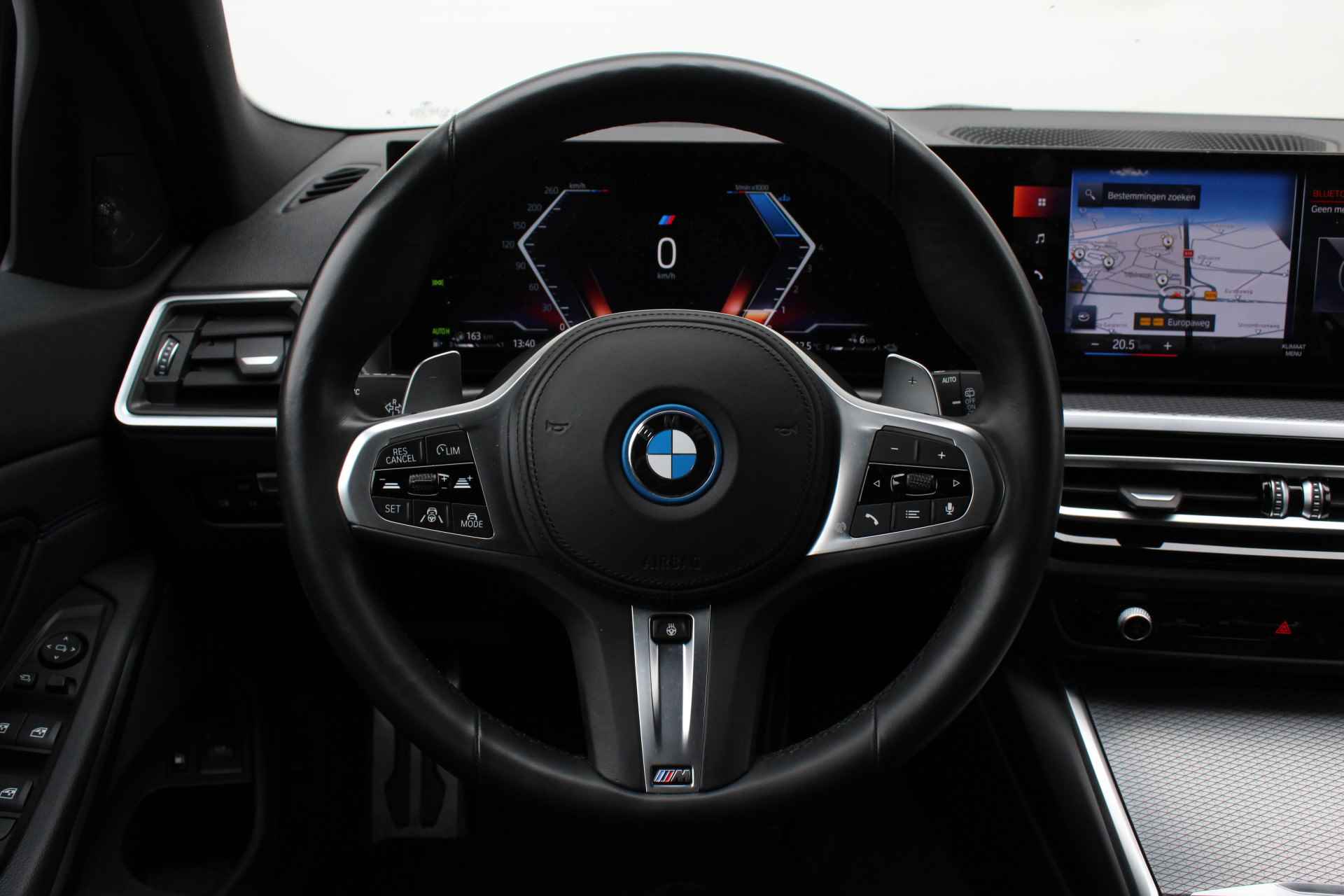 BMW 3 Serie Touring 330e High Executive M Sport Automaat / Panoramadak / Trekhaak / Adaptieve LED / Driving Assistant Professional / Comfort Access / Harman Kardon - 30/33